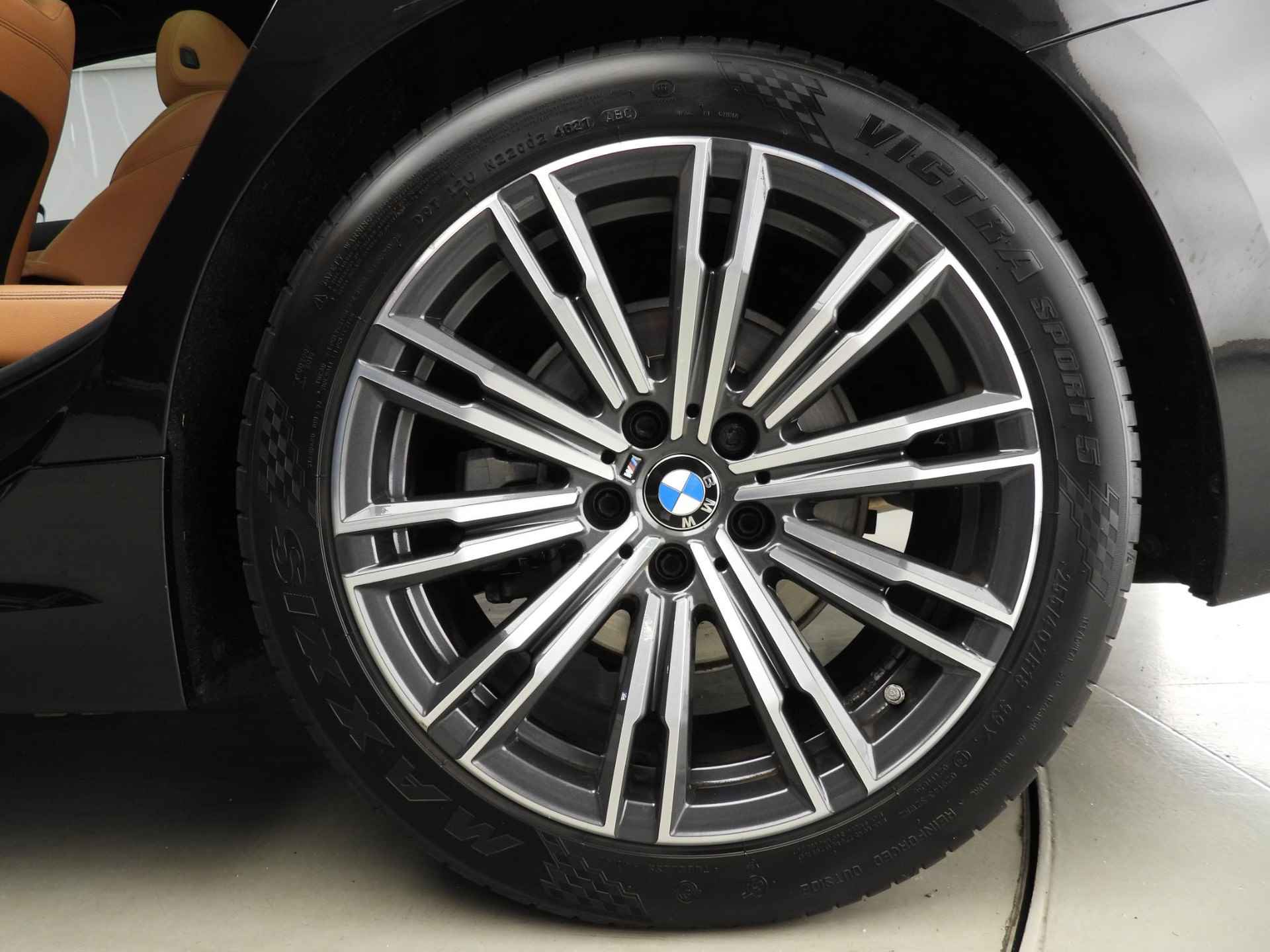 BMW 3 Serie Sedan 320i | M-sportpakket | LED | Leder | Navigatie | Schuifdak | Sportstoelen | Stoelverwarming | Chrome line | Alu 18 inch - 44/45