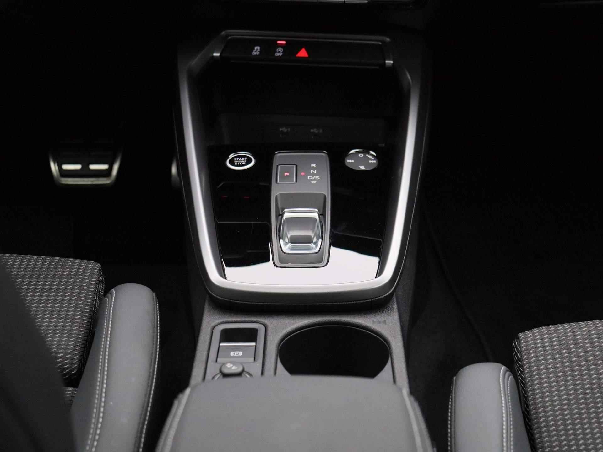 Audi A3 Limousine 30 TFSI S edition Automaat | Half-Leder | Navigatie | Airco | Parkeersensoren | 17 Inch Velgen | Schuifdak | LED | - 10/47