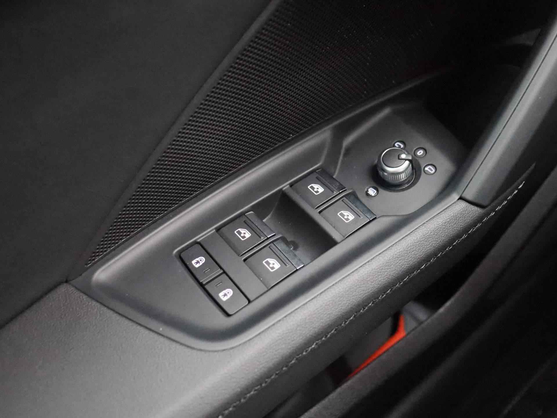 Audi A3 Limousine 30 TFSI S edition Automaat | Half-Leder | Navigatie | Airco | Parkeersensoren | 17 Inch Velgen | Schuifdak | LED | - 27/47