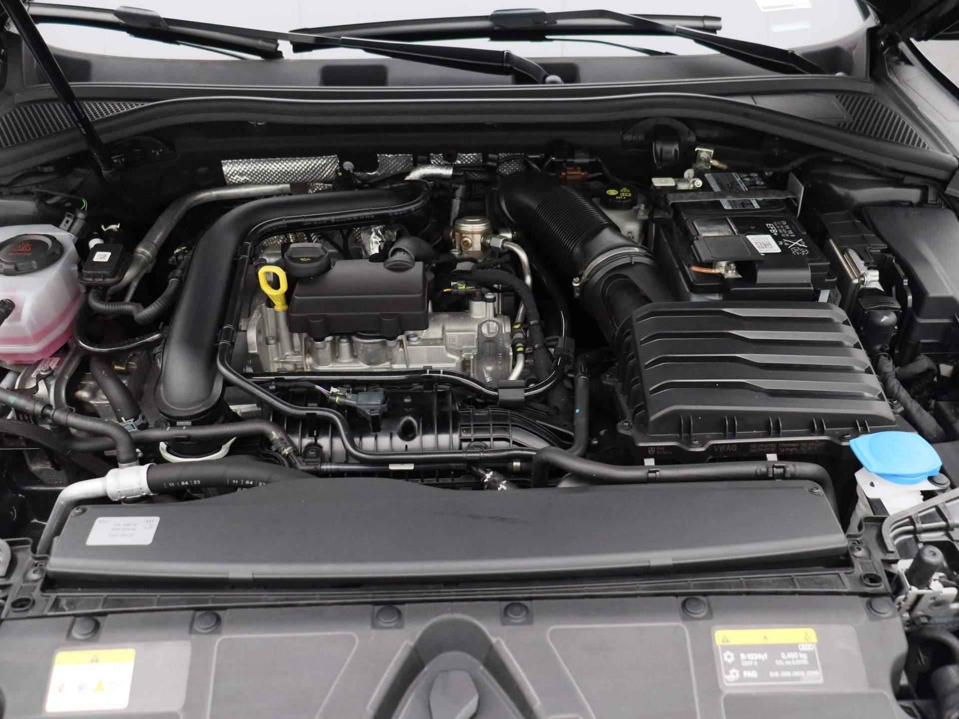 Audi A3 Limousine 30 TFSI S edition Automaat | Half-Leder | Navigatie | Airco | Parkeersensoren | 17 Inch Velgen | Schuifdak | LED | - 44/47