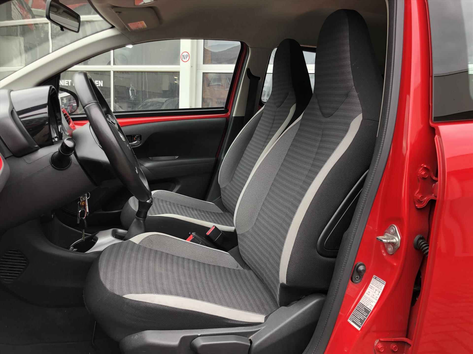 Toyota Aygo 1.0 VVT-i 5D x-joy | Apple CarPlay/Android Auto, Lichtmetalen velgen, Parkeercamera, Stuurbediening, Snelheidsbegrenzer - 17/31