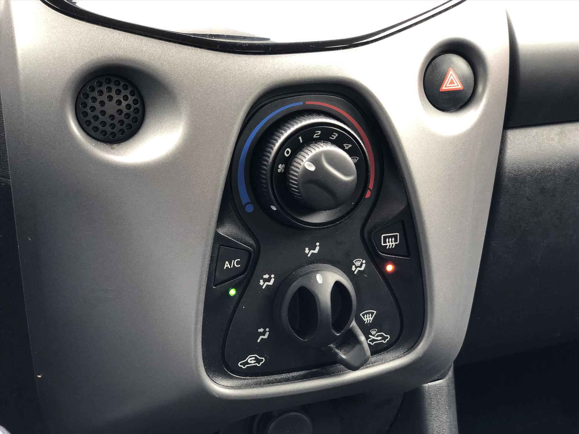 Toyota Aygo 1.0 VVT-i 5D x-joy | Apple CarPlay/Android Auto, Lichtmetalen velgen, Parkeercamera, Stuurbediening, Snelheidsbegrenzer - 27/31