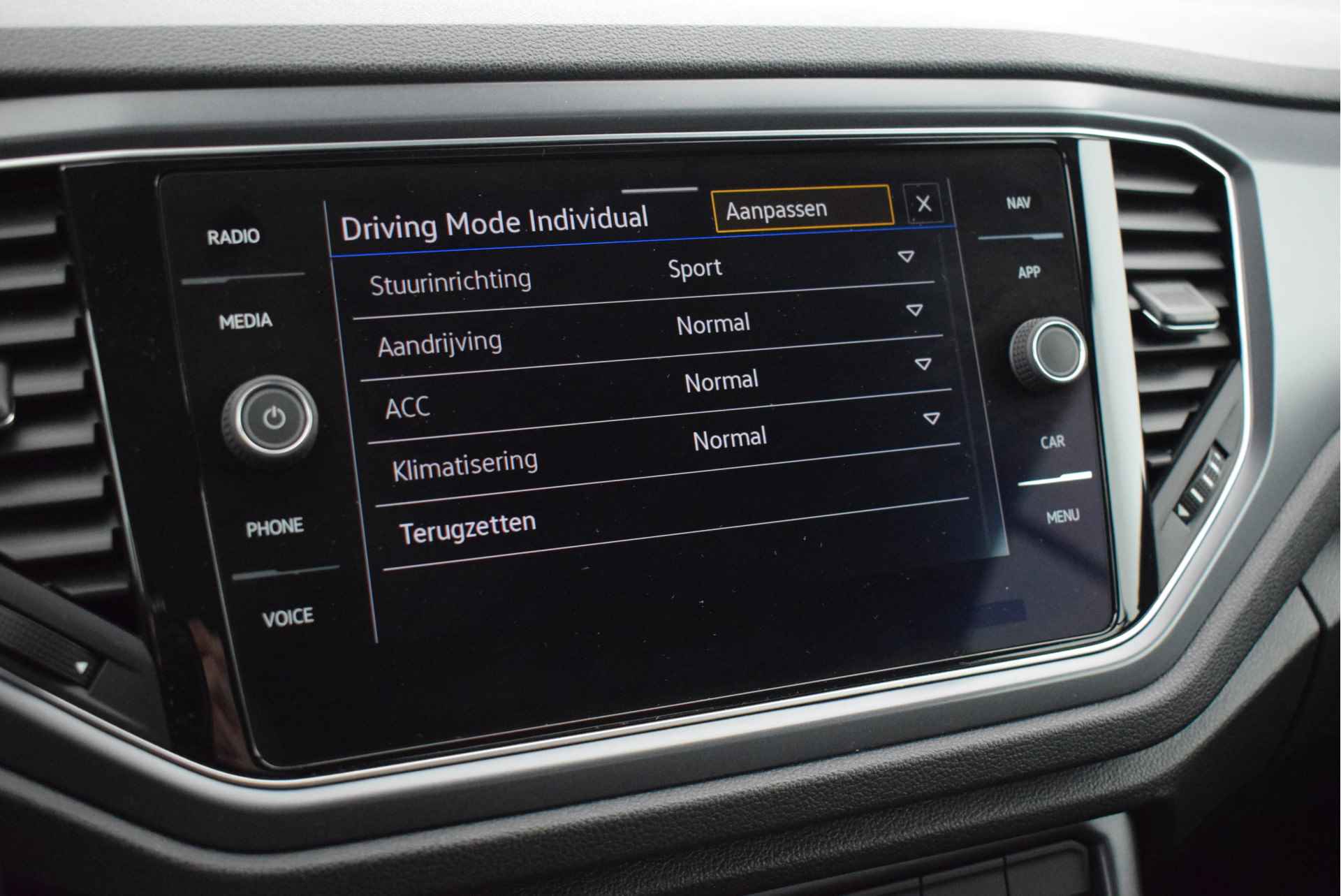 Volkswagen T-Roc Cabrio 1.5 TSI 150pk DSG 2x R-Line Stoelverwarming Virtual Cockpit Led App-Connect - 19/49