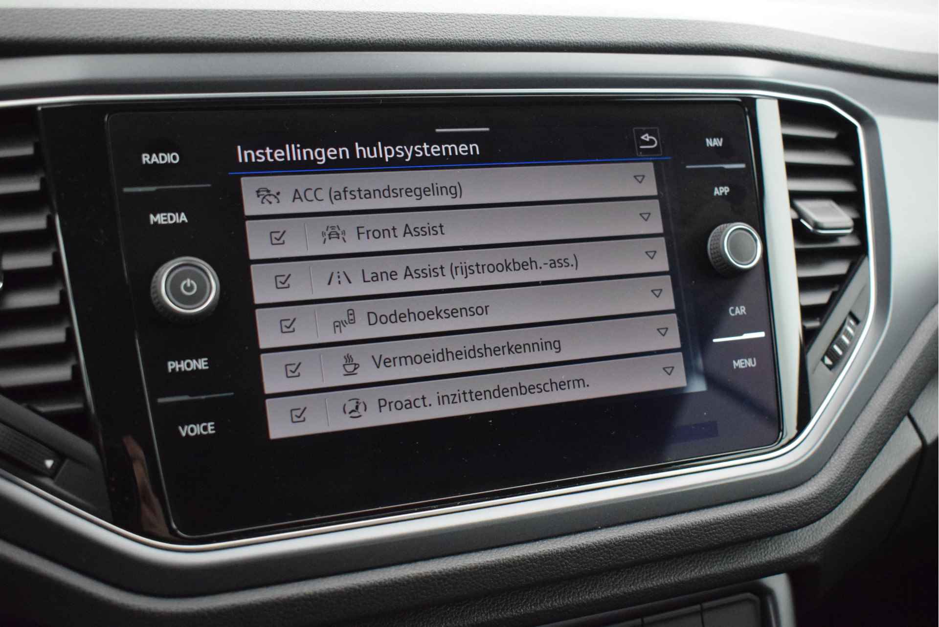 Volkswagen T-Roc Cabrio 1.5 TSI 150pk DSG 2x R-Line Stoelverwarming Virtual Cockpit Led App-Connect - 26/49
