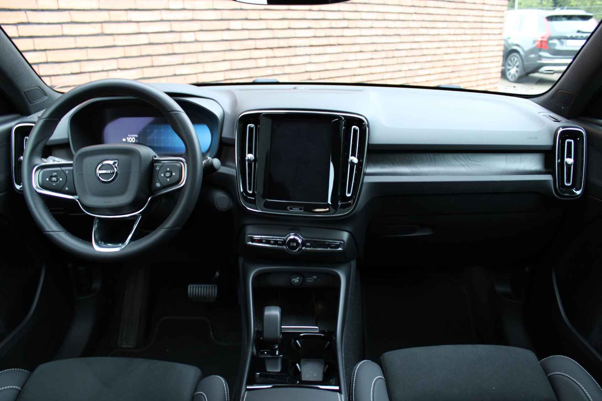 Volvo C40 Single Motor Plus 69 kWh, Getint Glas Achter, Adaptieve Cruise Control, Rijstrooksensor Met Correctie, Achteruitrijcamera, Apple Carplay/Android Auto, Electronic Climate Control, Keyless Entry, LED Koplampen, Navigatiesysteem, Panoramadak, Verwarmbaar Stuurwiel, Verwarmbare Voorstoelen, Warmtepomp - 3/20