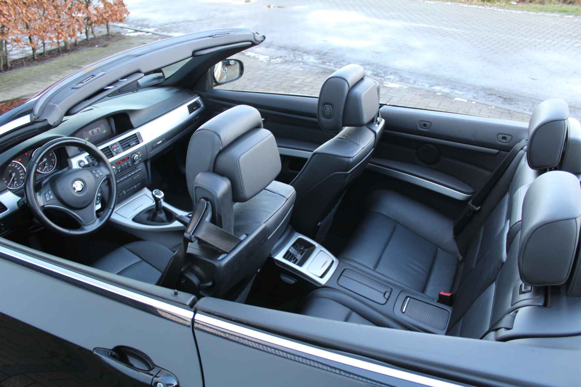 BMW 3 Serie Cabrio 318i | Incl. 1 jaar Garantie | Parkeersensoren V+A | Navigatie | Cruise controle | Climate controle  | Stoelverwarming | Elektrisch verstelbare stoelen | Memory stand bestuurdersstoel | Lederen bekleding | Elektrisch cabriolet dak | Angel eyes | 16 Inch LMV | - 20/57