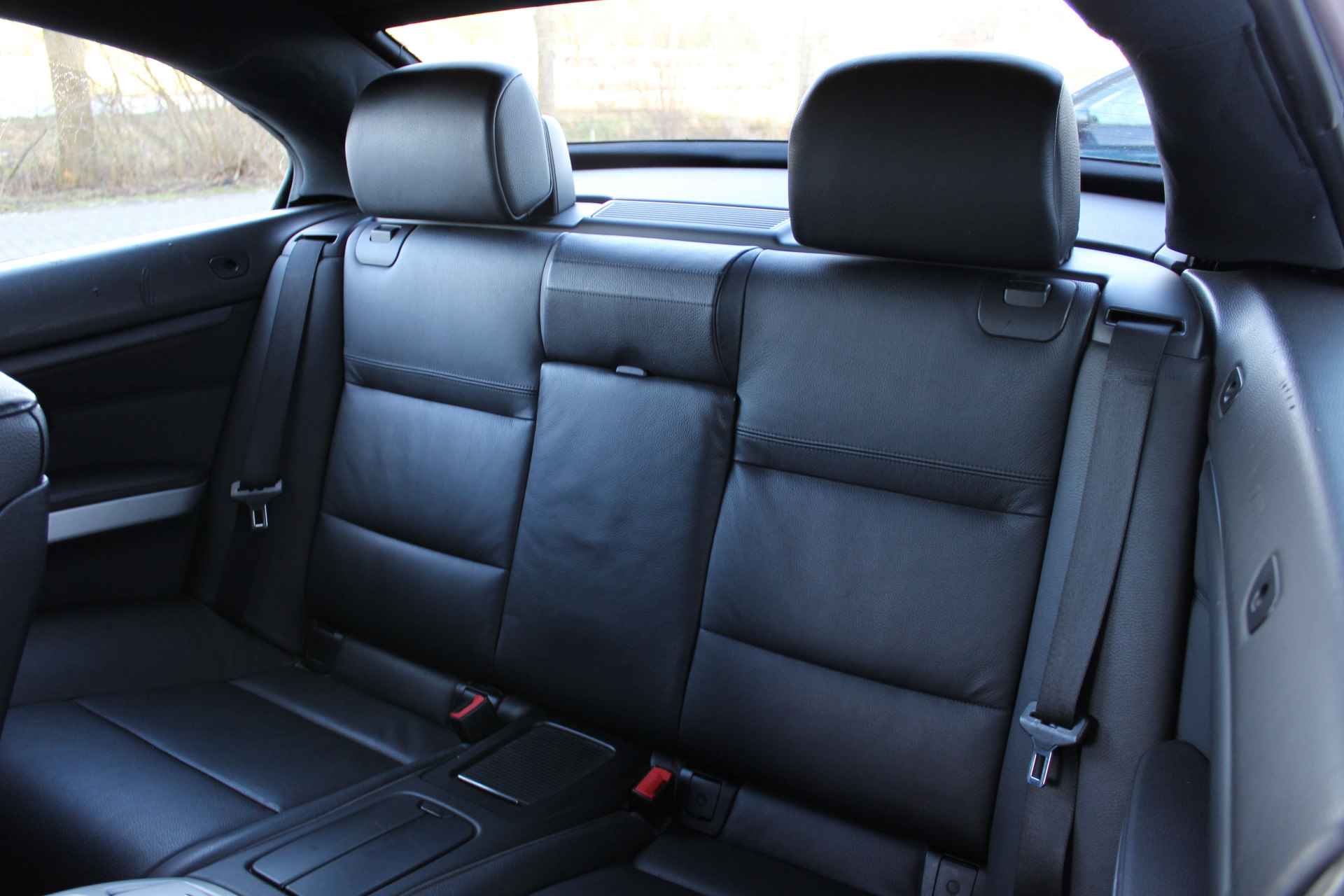 BMW 3 Serie Cabrio 318i | Incl. 1 jaar Garantie | Parkeersensoren V+A | Navigatie | Cruise controle | Climate controle  | Stoelverwarming | Elektrisch verstelbare stoelen | Memory stand bestuurdersstoel | Lederen bekleding | Elektrisch cabriolet dak | Angel eyes | 16 Inch LMV | - 21/57