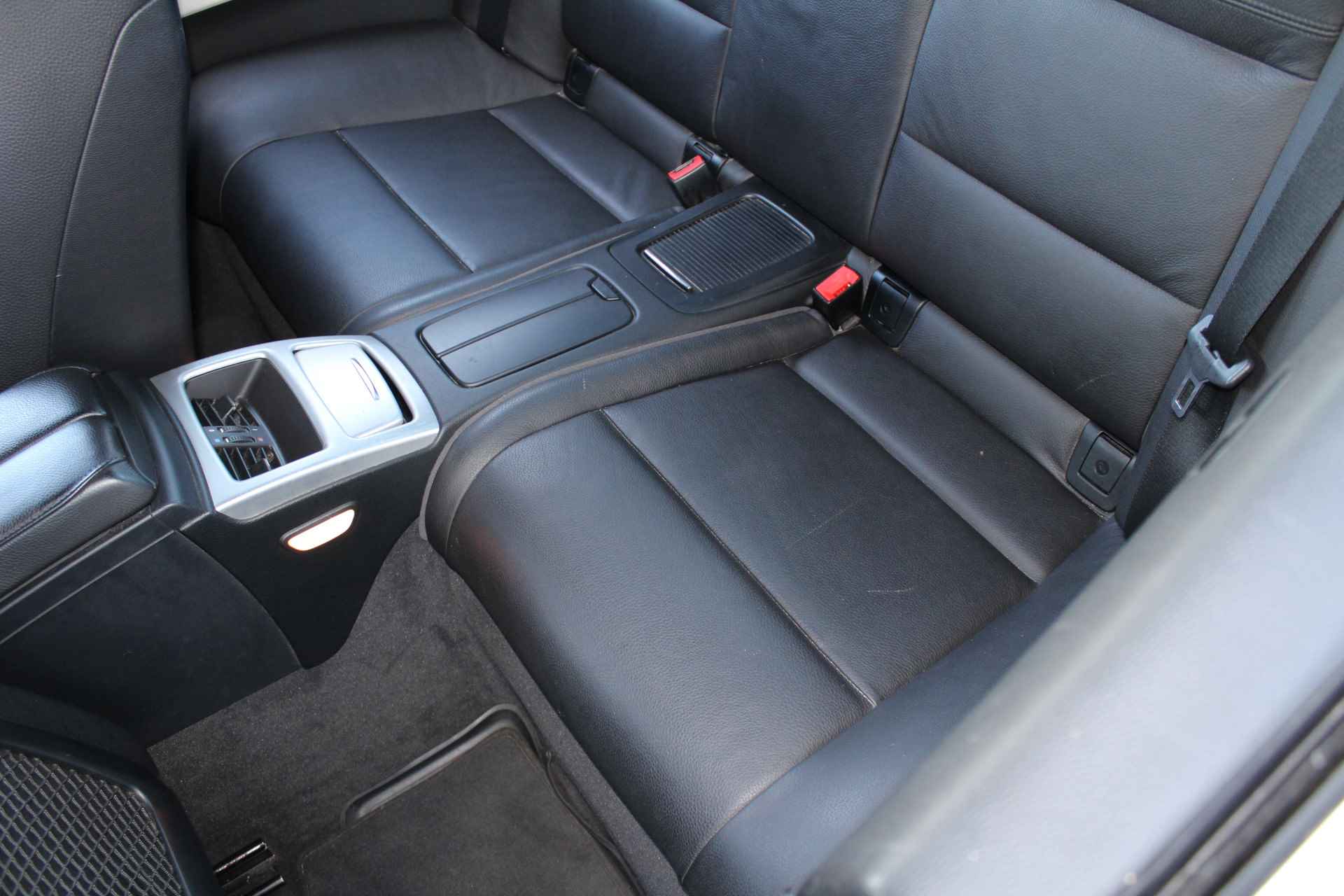 BMW 3 Serie Cabrio 318i | Incl. 1 jaar Garantie | Parkeersensoren V+A | Navigatie | Cruise controle | Climate controle  | Stoelverwarming | Elektrisch verstelbare stoelen | Memory stand bestuurdersstoel | Lederen bekleding | Elektrisch cabriolet dak | Angel eyes | 16 Inch LMV | - 22/57