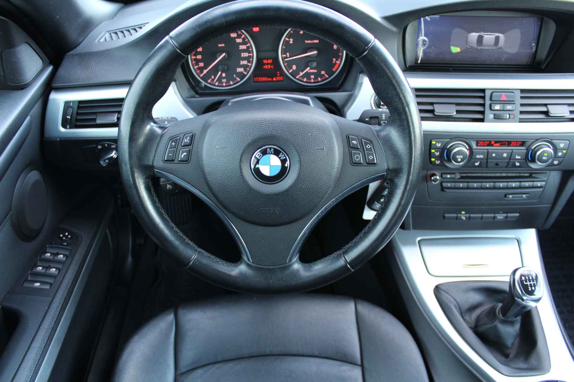 BMW 3 Serie Cabrio 318i | Incl. 1 jaar Garantie | Parkeersensoren V+A | Navigatie | Cruise controle | Climate controle  | Stoelverwarming | Elektrisch verstelbare stoelen | Memory stand bestuurdersstoel | Lederen bekleding | Elektrisch cabriolet dak | Angel eyes | 16 Inch LMV | - 23/57