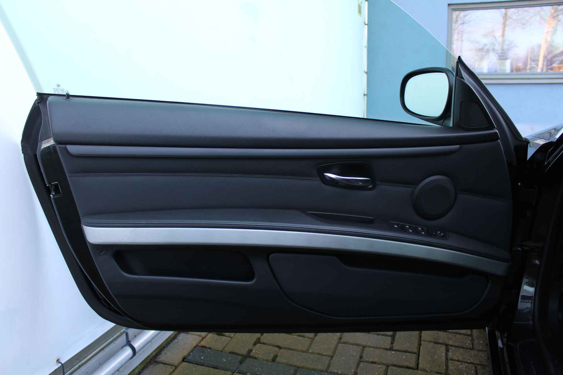 BMW 3 Serie Cabrio 318i | Incl. 1 jaar Garantie | Parkeersensoren V+A | Navigatie | Cruise controle | Climate controle  | Stoelverwarming | Elektrisch verstelbare stoelen | Memory stand bestuurdersstoel | Lederen bekleding | Elektrisch cabriolet dak | Angel eyes | 16 Inch LMV | - 24/57