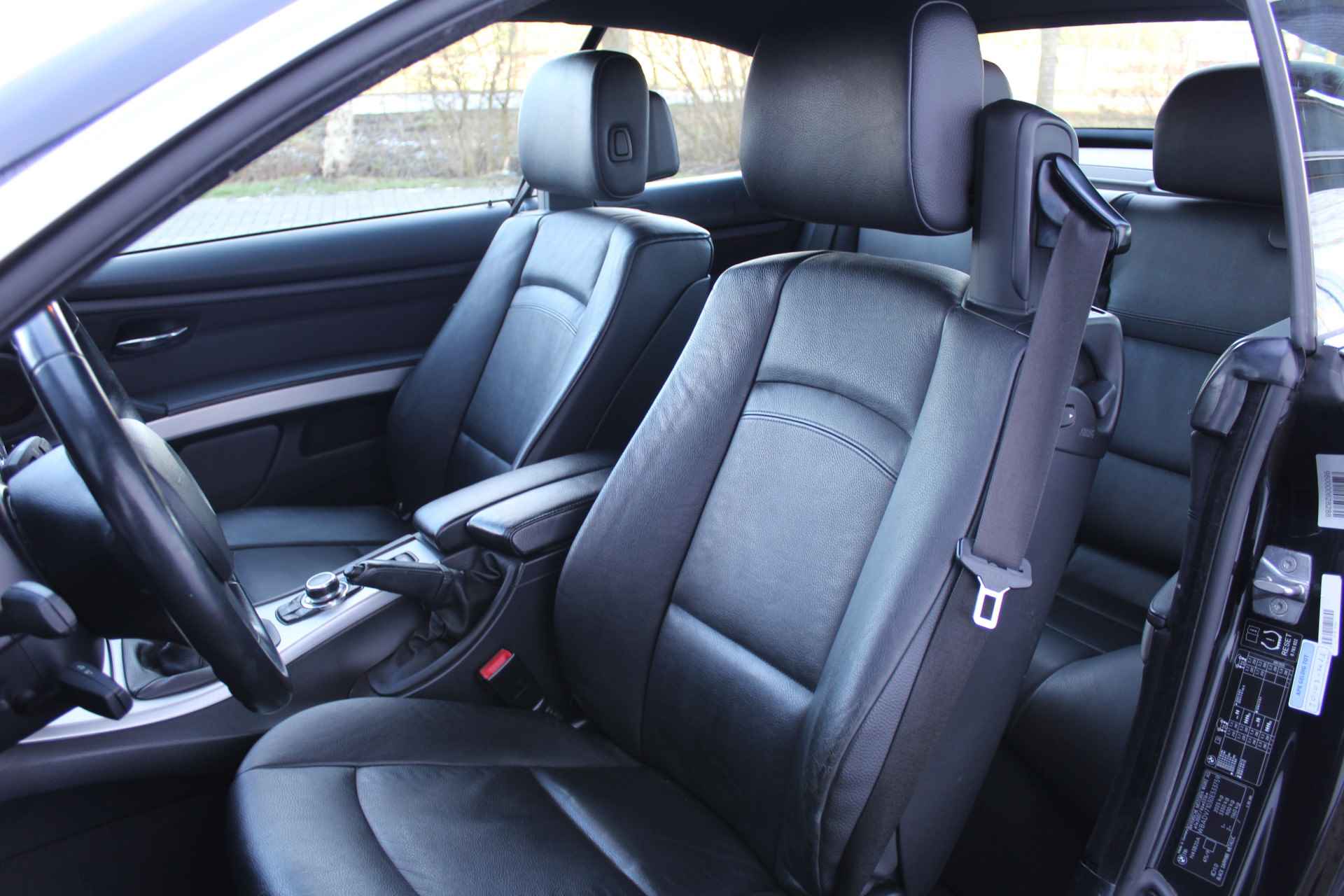 BMW 3 Serie Cabrio 318i | Incl. 1 jaar Garantie | Parkeersensoren V+A | Navigatie | Cruise controle | Climate controle  | Stoelverwarming | Elektrisch verstelbare stoelen | Memory stand bestuurdersstoel | Lederen bekleding | Elektrisch cabriolet dak | Angel eyes | 16 Inch LMV | - 26/57