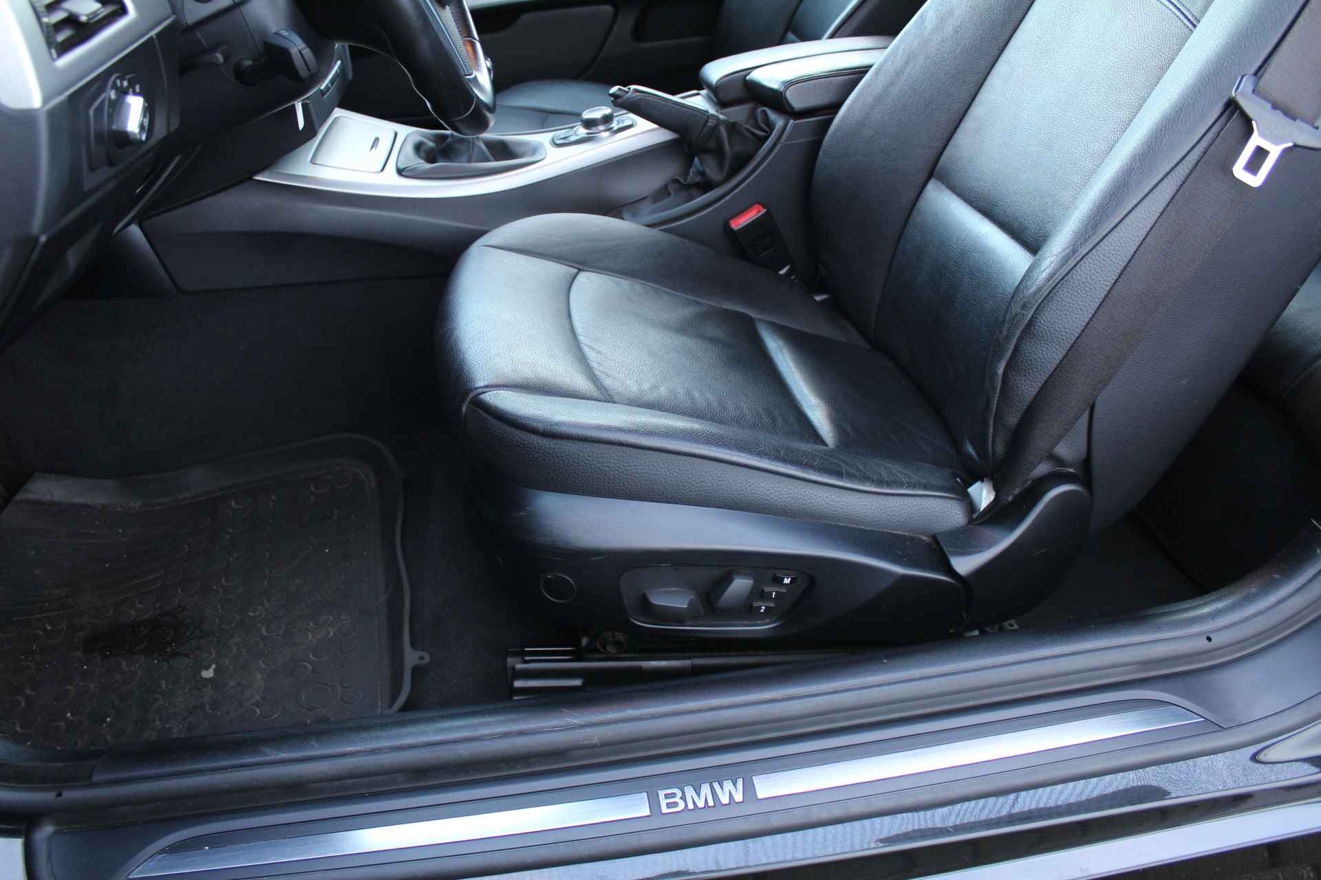 BMW 3 Serie Cabrio 318i | Incl. 1 jaar Garantie | Parkeersensoren V+A | Navigatie | Cruise controle | Climate controle  | Stoelverwarming | Elektrisch verstelbare stoelen | Memory stand bestuurdersstoel | Lederen bekleding | Elektrisch cabriolet dak | Angel eyes | 16 Inch LMV | - 27/57
