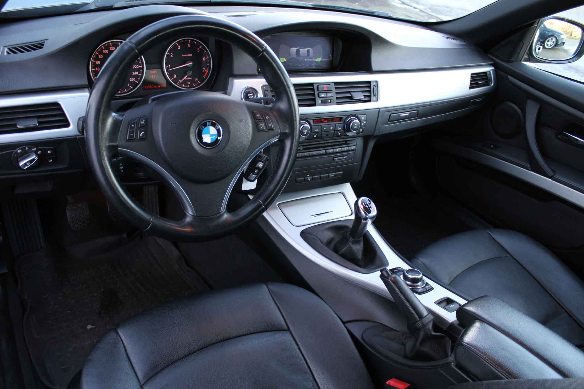 BMW 3 Serie Cabrio 318i | Incl. 1 jaar Garantie | Parkeersensoren V+A | Navigatie | Cruise controle | Climate controle  | Stoelverwarming | Elektrisch verstelbare stoelen | Memory stand bestuurdersstoel | Lederen bekleding | Elektrisch cabriolet dak | Angel eyes | 16 Inch LMV | - 29/57