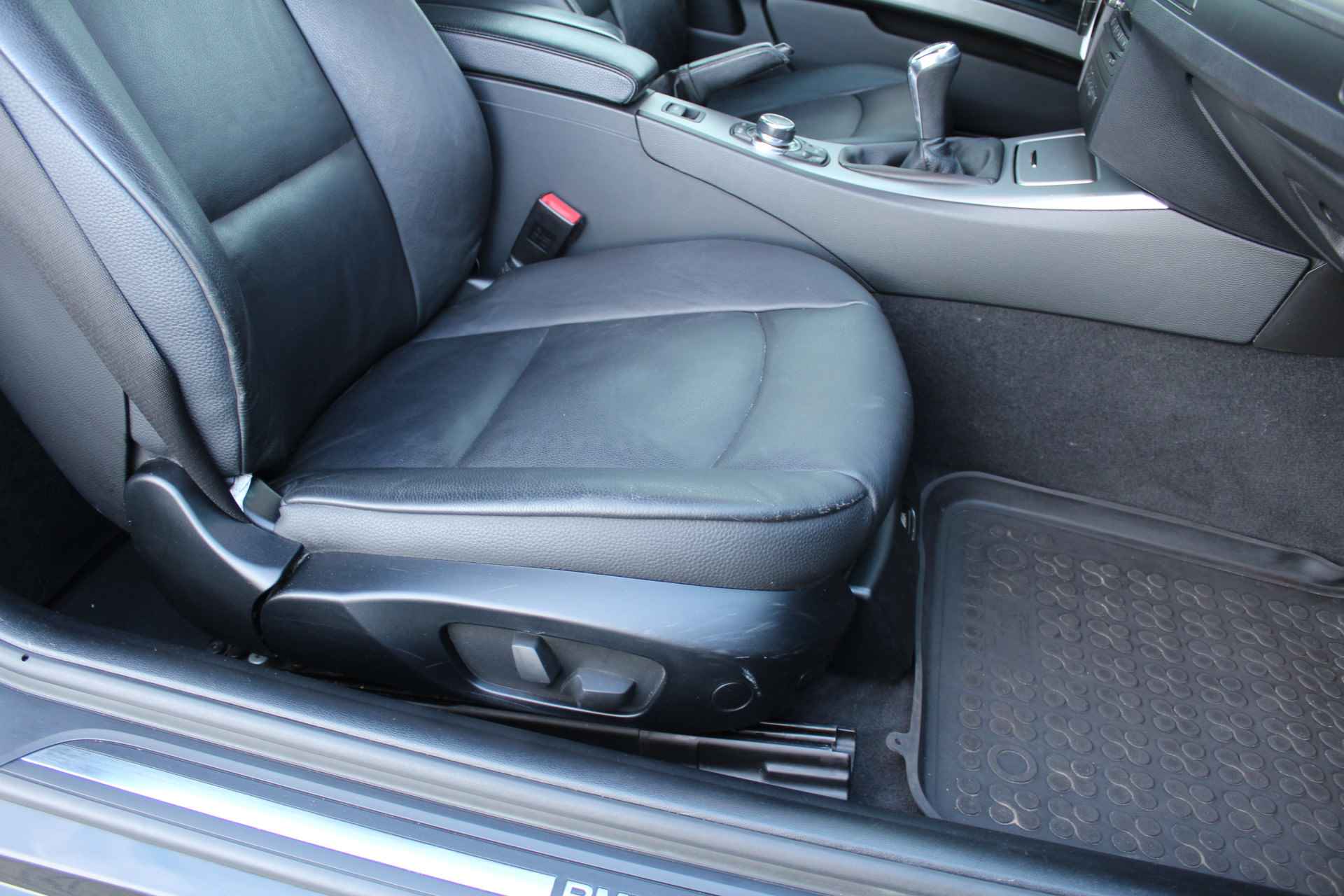 BMW 3 Serie Cabrio 318i | Incl. 1 jaar Garantie | Parkeersensoren V+A | Navigatie | Cruise controle | Climate controle  | Stoelverwarming | Elektrisch verstelbare stoelen | Memory stand bestuurdersstoel | Lederen bekleding | Elektrisch cabriolet dak | Angel eyes | 16 Inch LMV | - 32/57