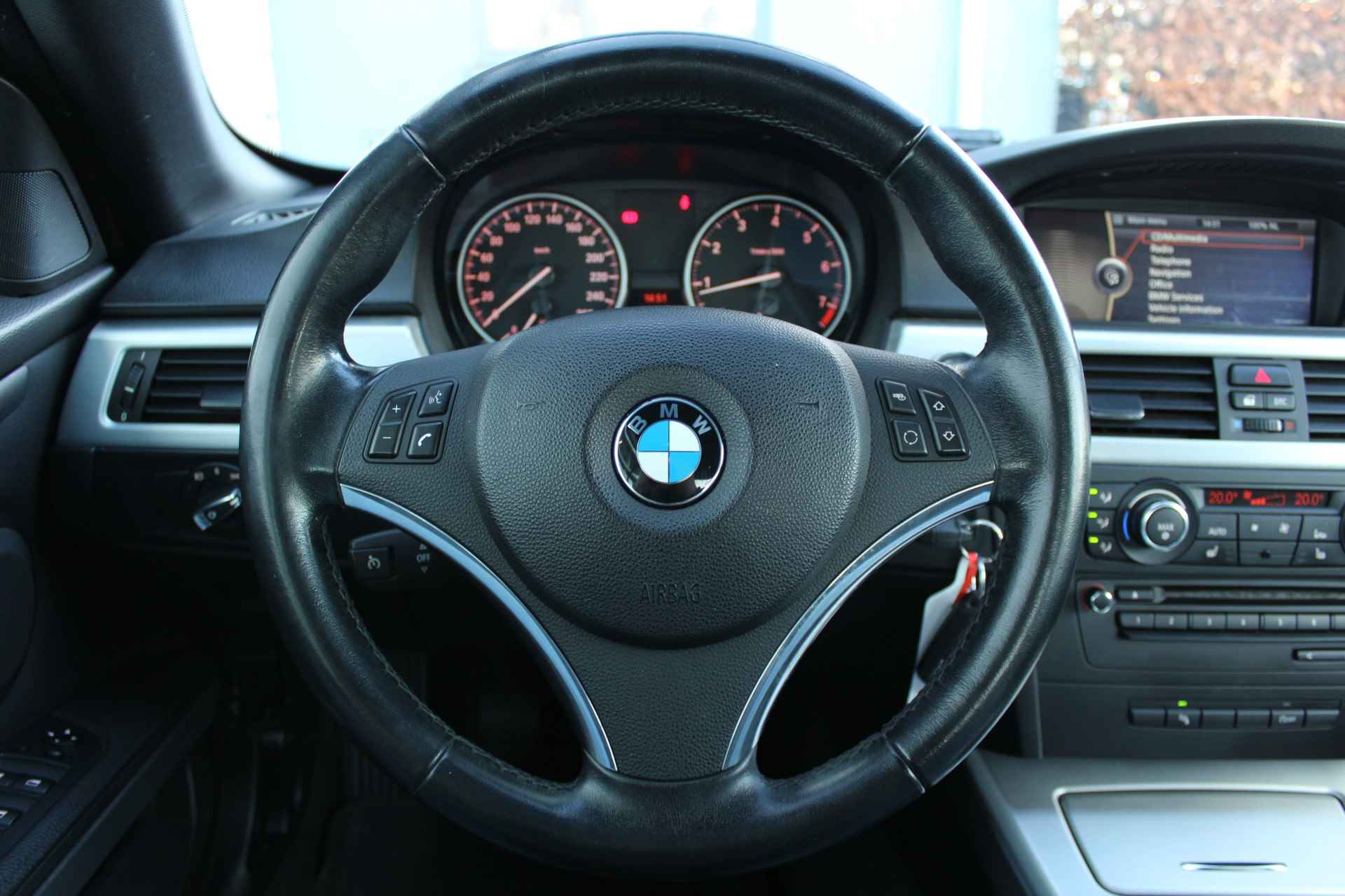 BMW 3 Serie Cabrio 318i | Incl. 1 jaar Garantie | Parkeersensoren V+A | Navigatie | Cruise controle | Climate controle  | Stoelverwarming | Elektrisch verstelbare stoelen | Memory stand bestuurdersstoel | Lederen bekleding | Elektrisch cabriolet dak | Angel eyes | 16 Inch LMV | - 35/57