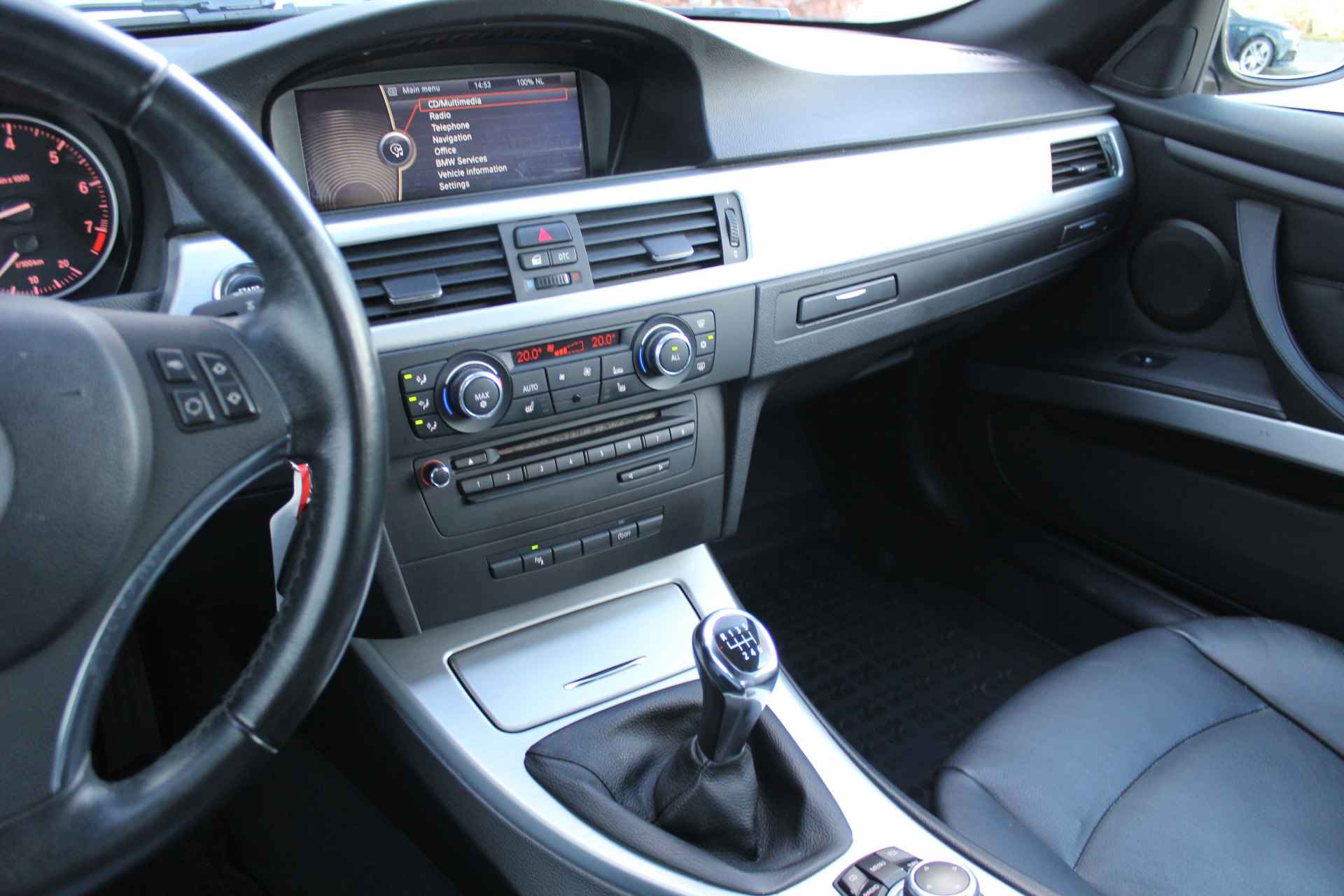 BMW 3 Serie Cabrio 318i | Incl. 1 jaar Garantie | Parkeersensoren V+A | Navigatie | Cruise controle | Climate controle  | Stoelverwarming | Elektrisch verstelbare stoelen | Memory stand bestuurdersstoel | Lederen bekleding | Elektrisch cabriolet dak | Angel eyes | 16 Inch LMV | - 42/57