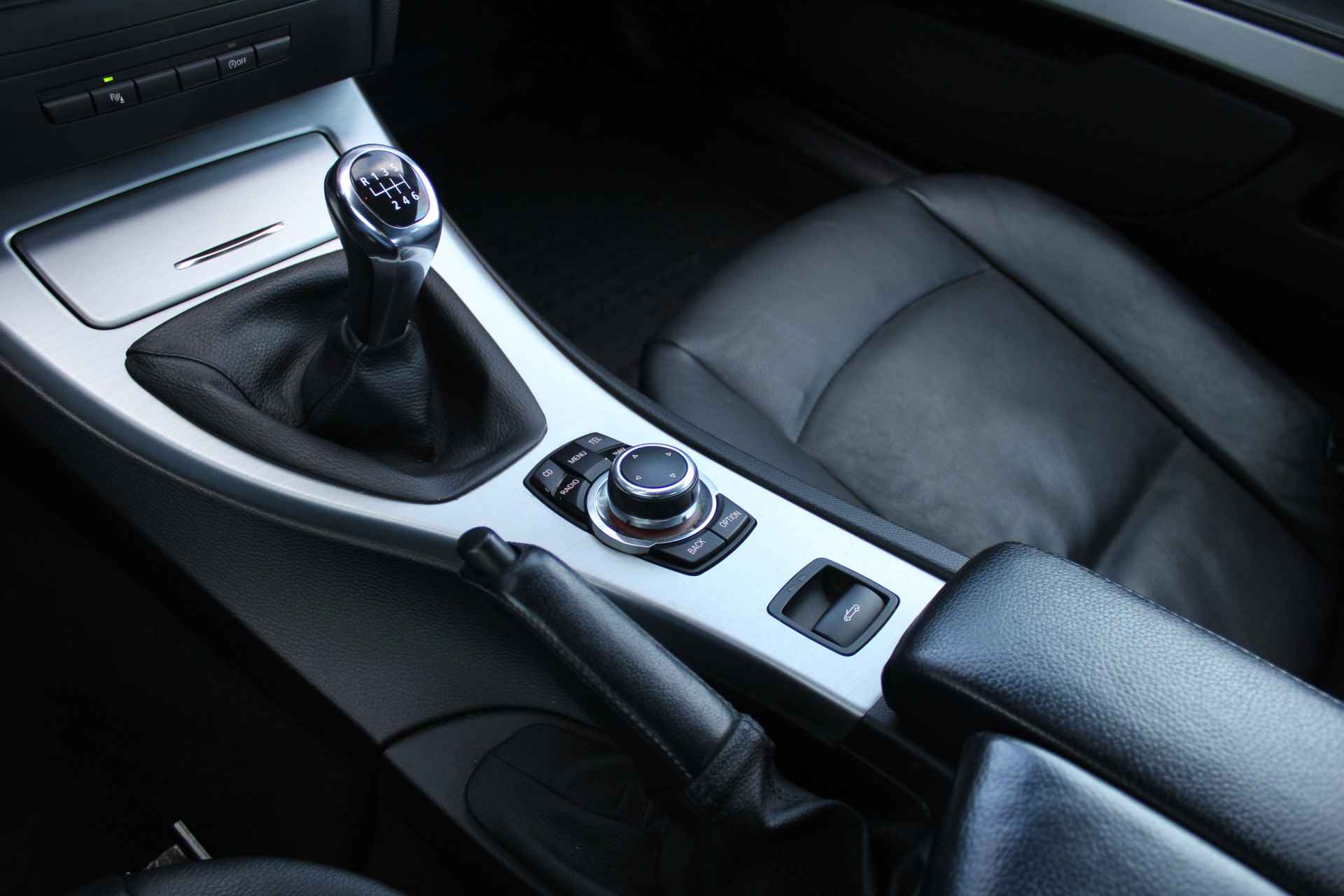 BMW 3 Serie Cabrio 318i | Incl. 1 jaar Garantie | Parkeersensoren V+A | Navigatie | Cruise controle | Climate controle  | Stoelverwarming | Elektrisch verstelbare stoelen | Memory stand bestuurdersstoel | Lederen bekleding | Elektrisch cabriolet dak | Angel eyes | 16 Inch LMV | - 50/57