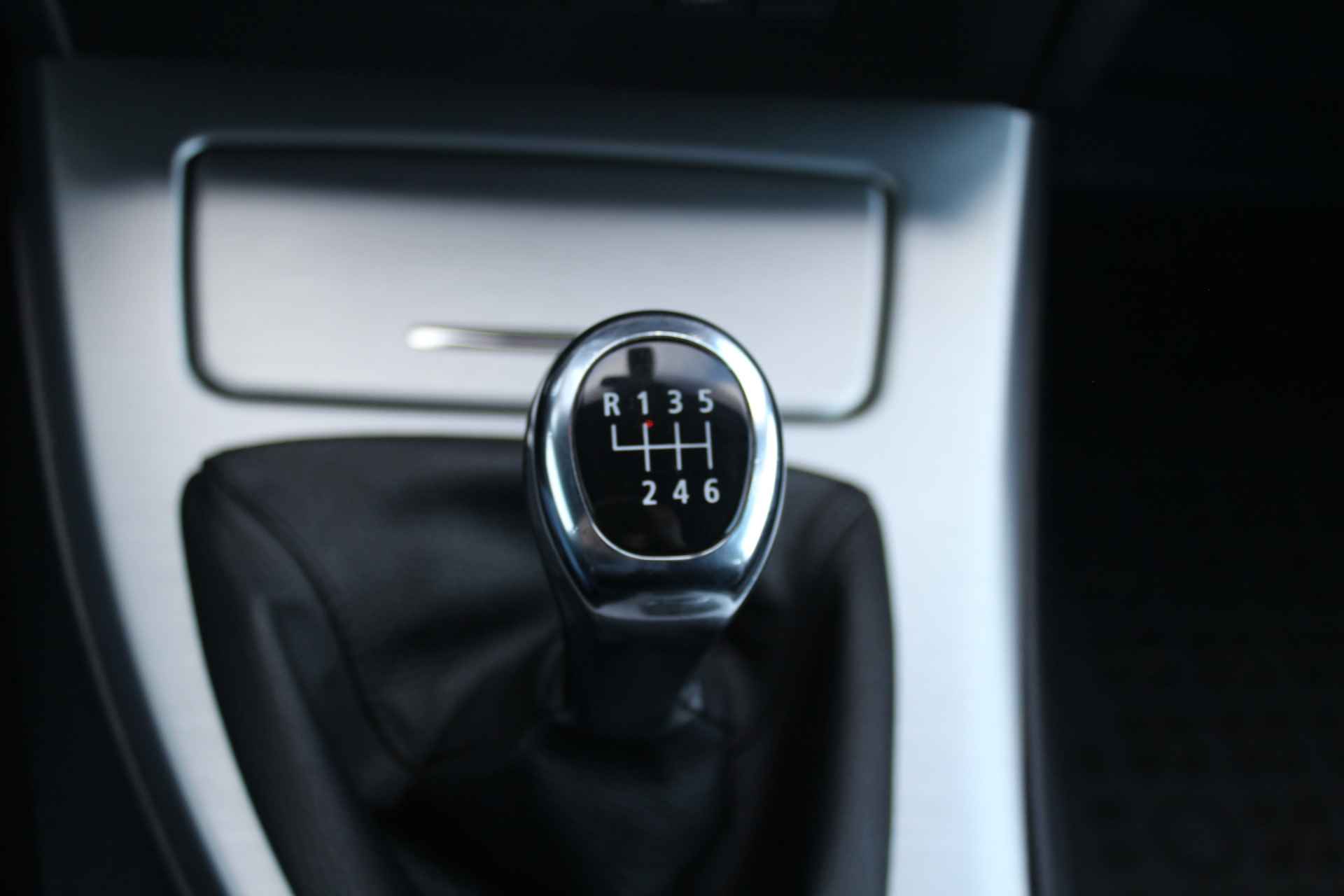 BMW 3 Serie Cabrio 318i | Incl. 1 jaar Garantie | Parkeersensoren V+A | Navigatie | Cruise controle | Climate controle  | Stoelverwarming | Elektrisch verstelbare stoelen | Memory stand bestuurdersstoel | Lederen bekleding | Elektrisch cabriolet dak | Angel eyes | 16 Inch LMV | - 51/57