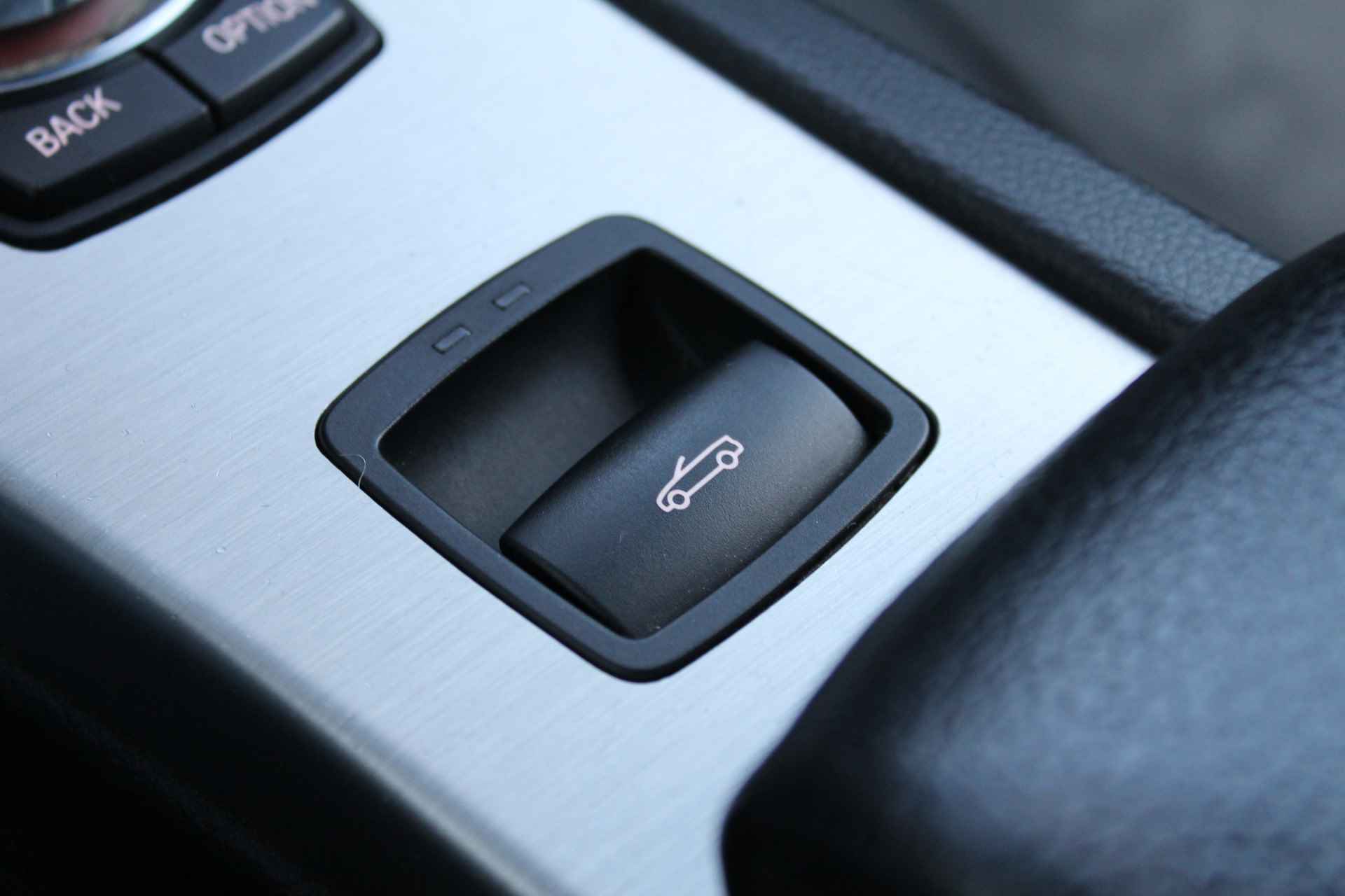 BMW 3 Serie Cabrio 318i | Incl. 1 jaar Garantie | Parkeersensoren V+A | Navigatie | Cruise controle | Climate controle  | Stoelverwarming | Elektrisch verstelbare stoelen | Memory stand bestuurdersstoel | Lederen bekleding | Elektrisch cabriolet dak | Angel eyes | 16 Inch LMV | - 53/57