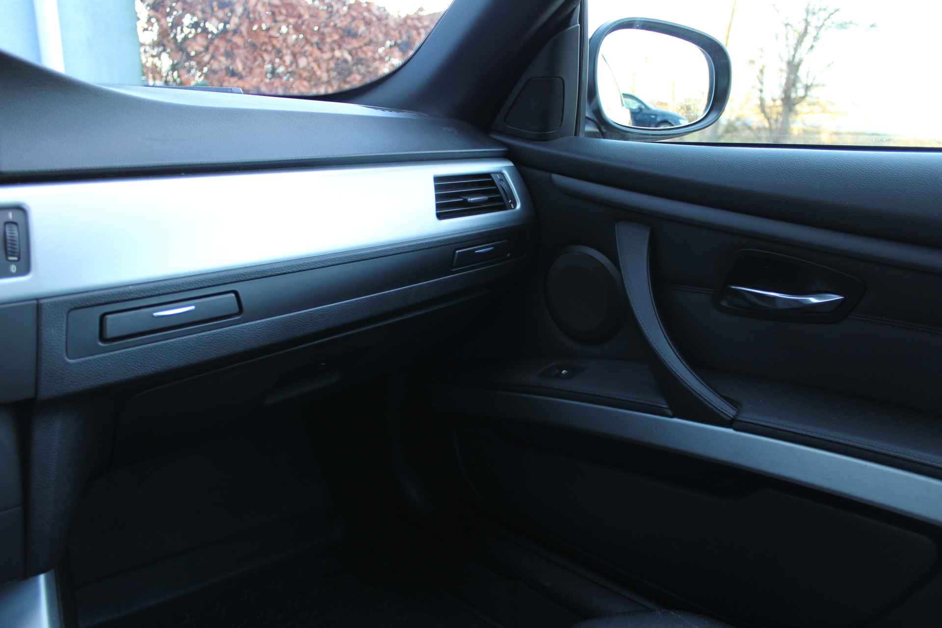 BMW 3 Serie Cabrio 318i | Incl. 1 jaar Garantie | Parkeersensoren V+A | Navigatie | Cruise controle | Climate controle  | Stoelverwarming | Elektrisch verstelbare stoelen | Memory stand bestuurdersstoel | Lederen bekleding | Elektrisch cabriolet dak | Angel eyes | 16 Inch LMV | - 55/57