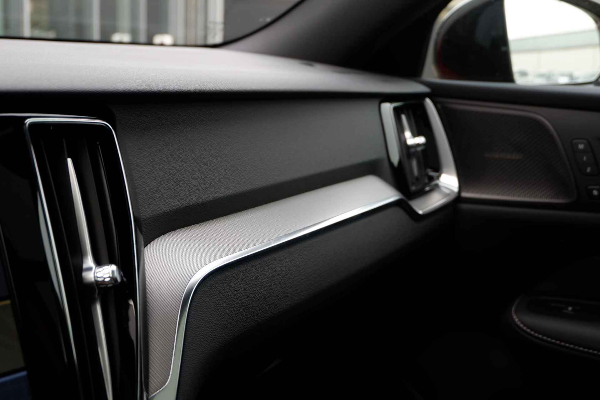 Volvo V60 B4 AUT7 197PK Plus Dark, Elektrisch bedienbaar glazen panoramisch schuif-/kanteldak, Harman Kardon Premium Audio, Trekhaak semi elektrisch inklapbaar,  Elektrisch verstelbare voorstoelen, Stoel- & stuurwielverwarming, Keyless Entry & Go, Verwarmbare voorruit - 36/41