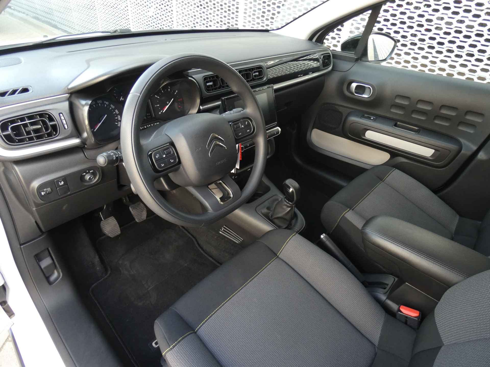 Citroën C3 1.2 82PK Feel Edition ! Parkeerhulp | Navigtie | Apple Carplay | Cruise Control ! - 8/34