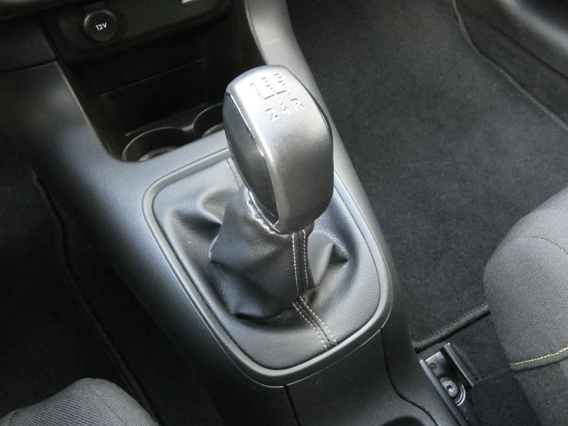 Citroën C3 1.2 82PK Feel Edition ! Parkeerhulp | Navigtie | Apple Carplay | Cruise Control ! - 11/34