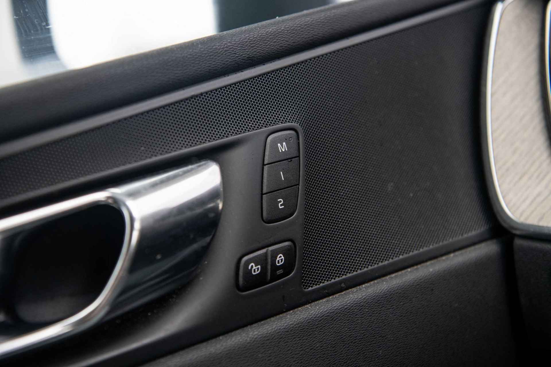 Volvo XC60 2.0 T5 Inscription Fin. € 660 p/m | Navigatie | Leder | CD-Speler | Parkeer Camera | Parkeersensoren V + A | - 30/34
