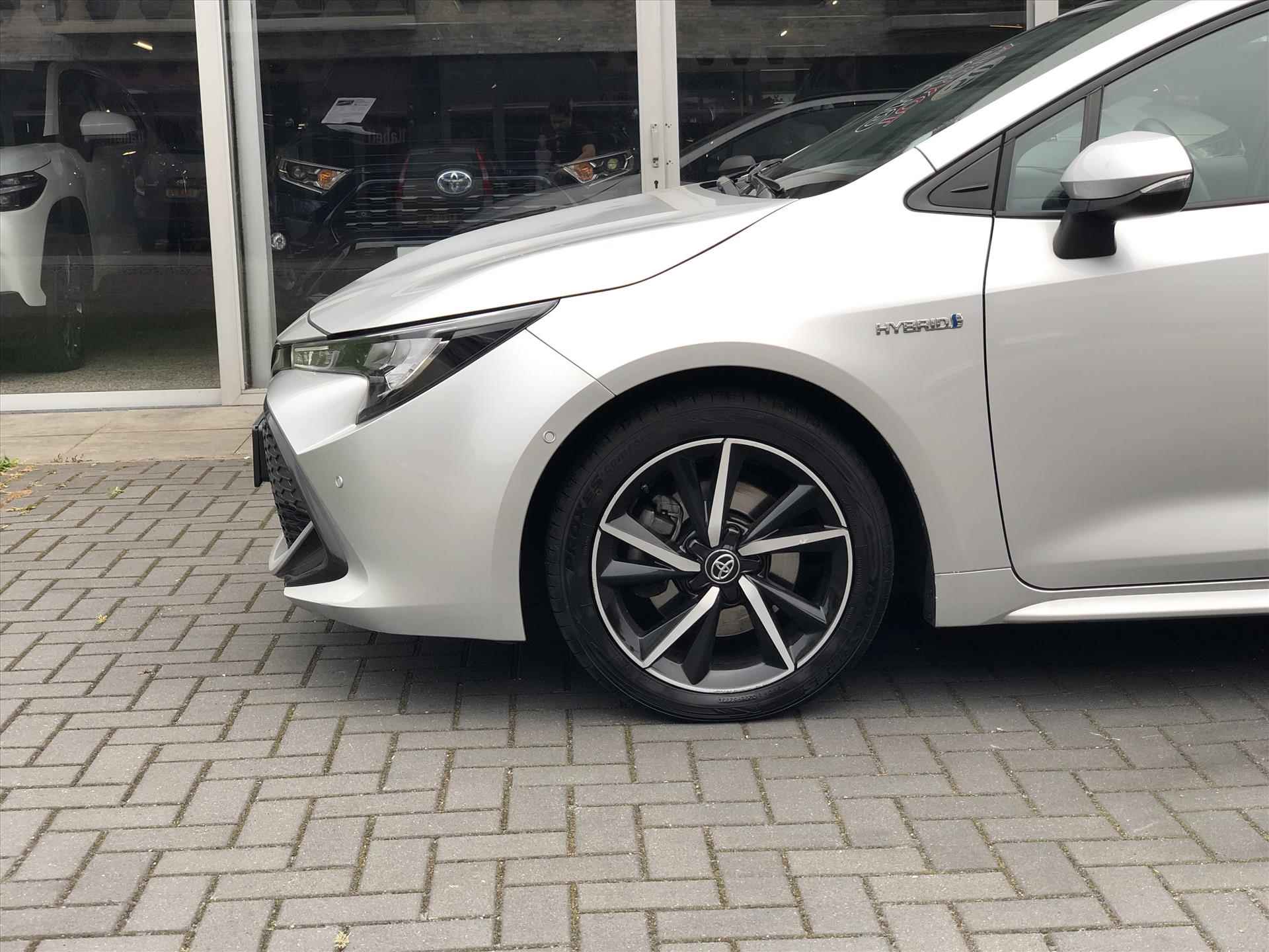 Toyota Corolla Touring Sports 2.0 Hybrid 184pk Dynamic | Navigatie, Parkeersensoren, Privacy glass, Keyless, Apple CarPlay/Android Auto, 17 inch - 8/34