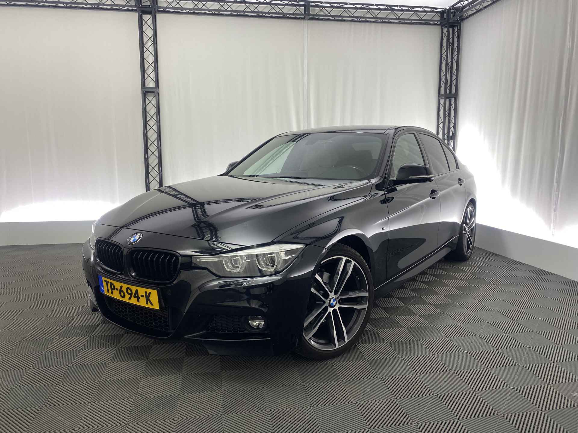 BMW 3 Serie 318i M Sport Shadow Executive Automaat | Apple Carplay | Navi | 19'' LMV | Leder | Stoelverw. | - 2/40