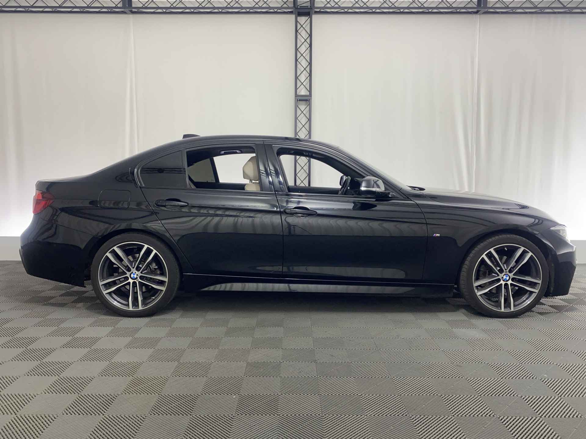 BMW 3 Serie 318i M Sport Shadow Executive Automaat | Apple Carplay | Navi | 19'' LMV | Leder | Stoelverw. | - 5/40