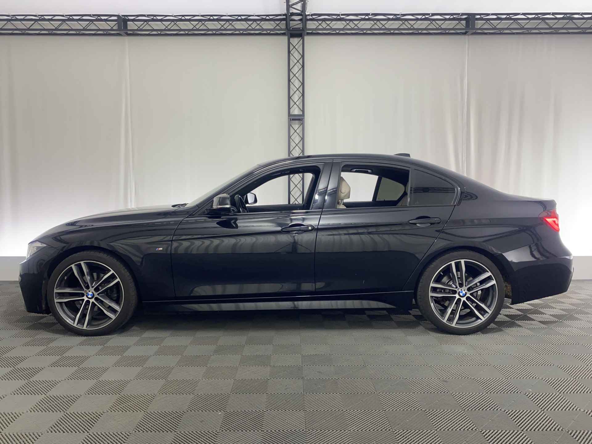 BMW 3 Serie 318i M Sport Shadow Executive Automaat | Apple Carplay | Navi | 19'' LMV | Leder | Stoelverw. | - 9/40