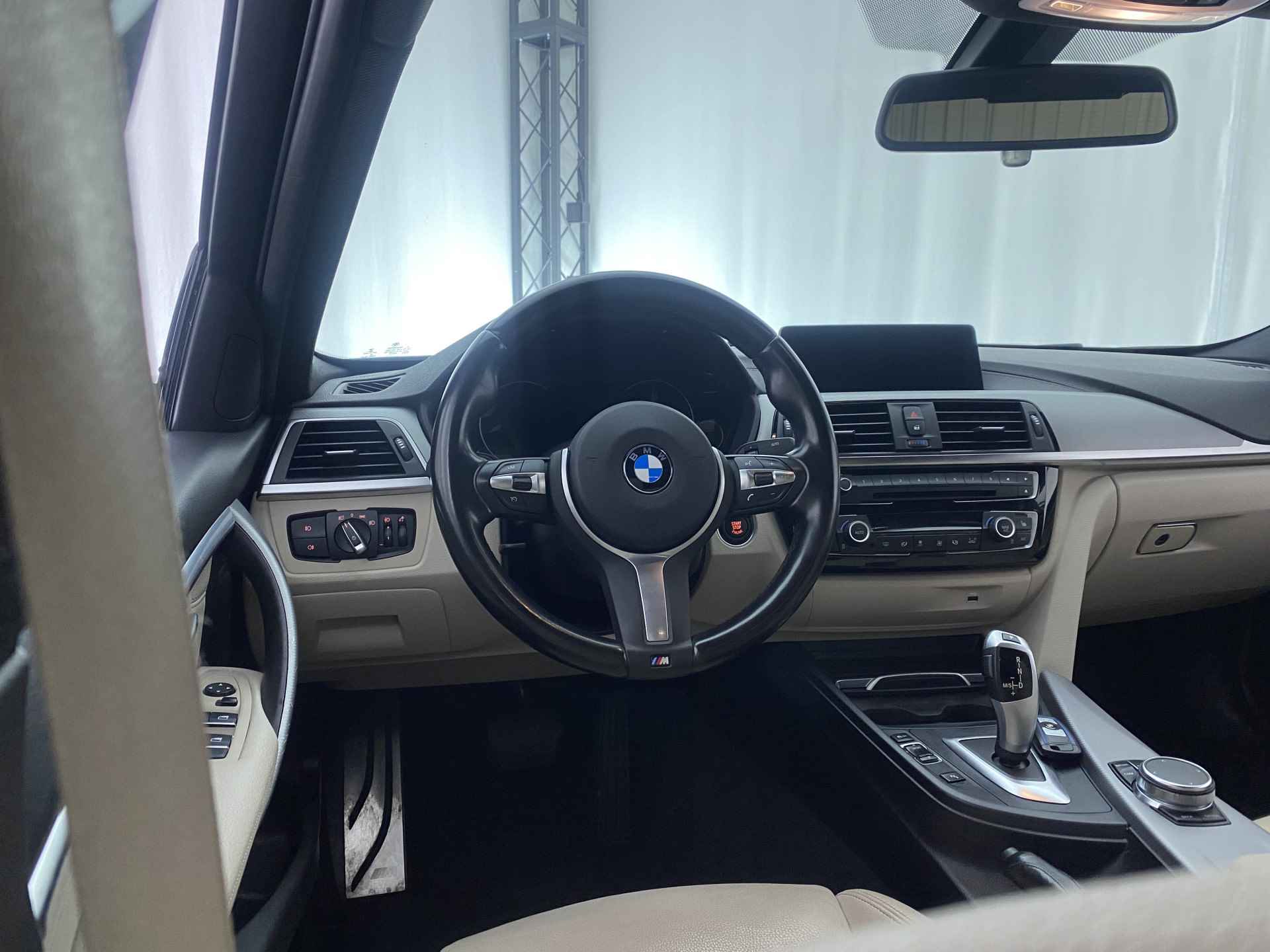 BMW 3 Serie 318i M Sport Shadow Executive Automaat | Apple Carplay | Navi | 19'' LMV | Leder | Stoelverw. | - 14/40