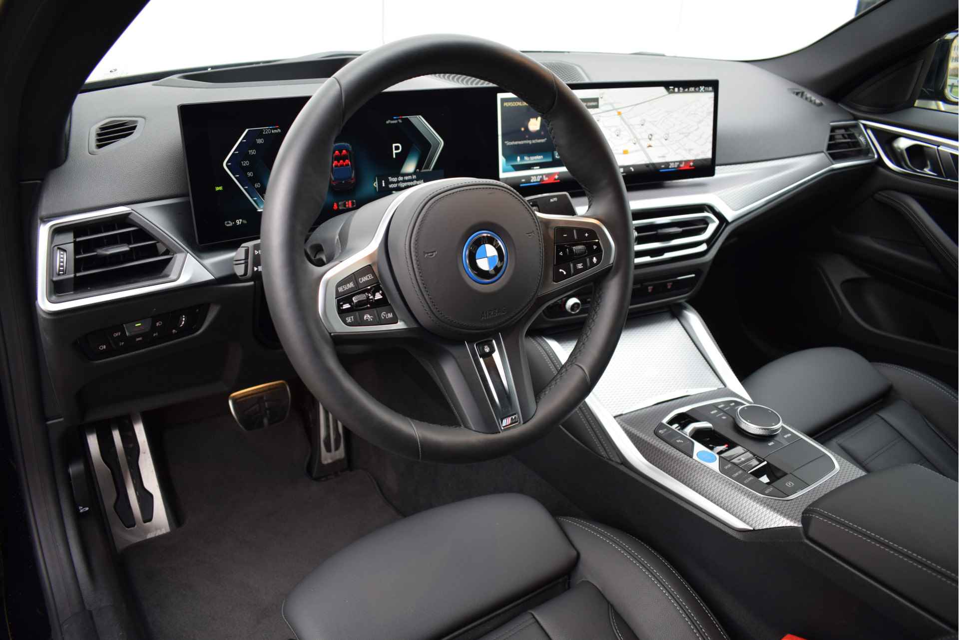 BMW i4 eDrive35 High Executive M Sport / Live Cockpit Professional / Stoelverwarming / Verwarmd stuurwiel / Active Cruise Control / Parking Assistant - 17/28