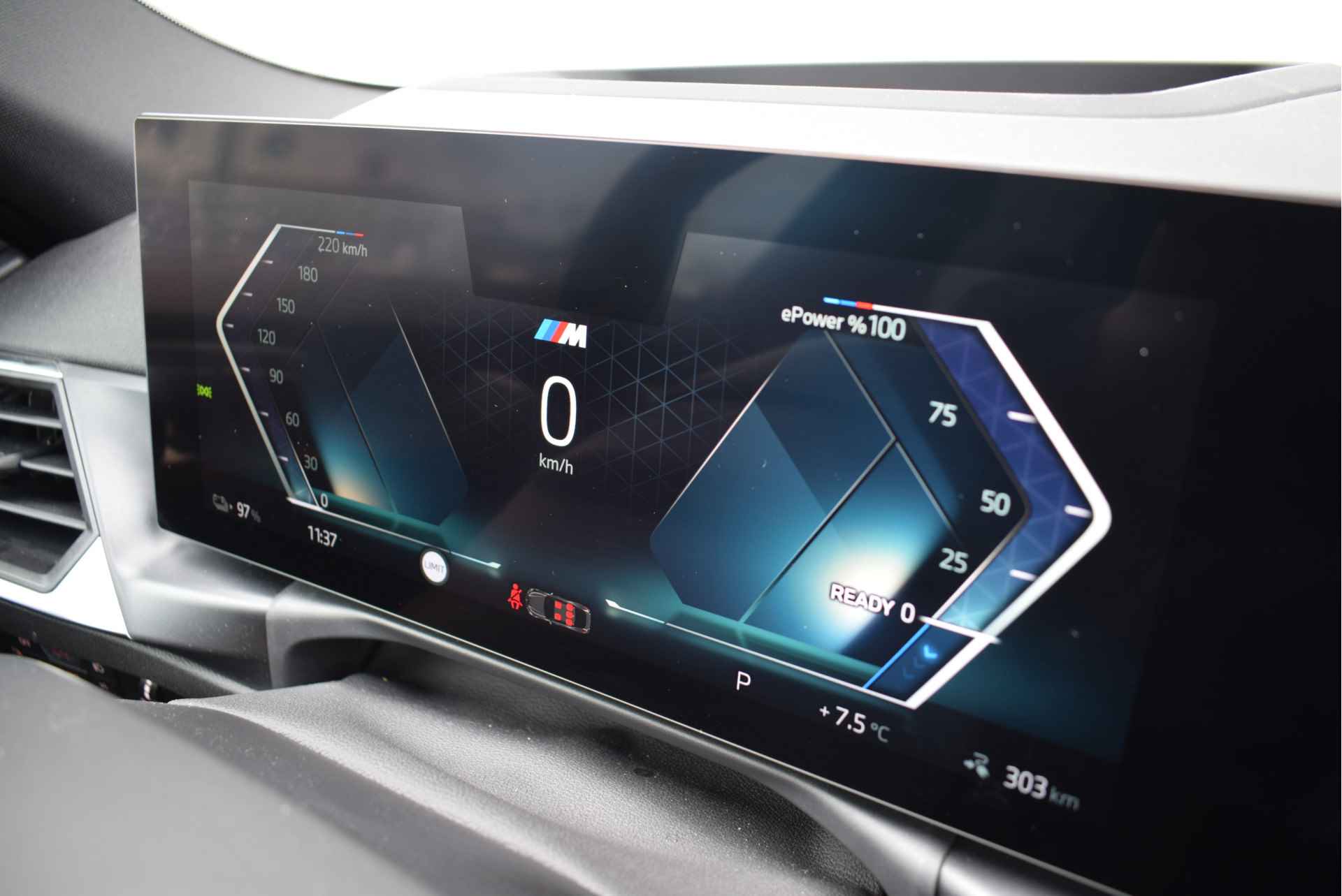 BMW i4 eDrive35 High Executive M Sport / Live Cockpit Professional / Stoelverwarming / Verwarmd stuurwiel / Active Cruise Control / Parking Assistant - 22/28