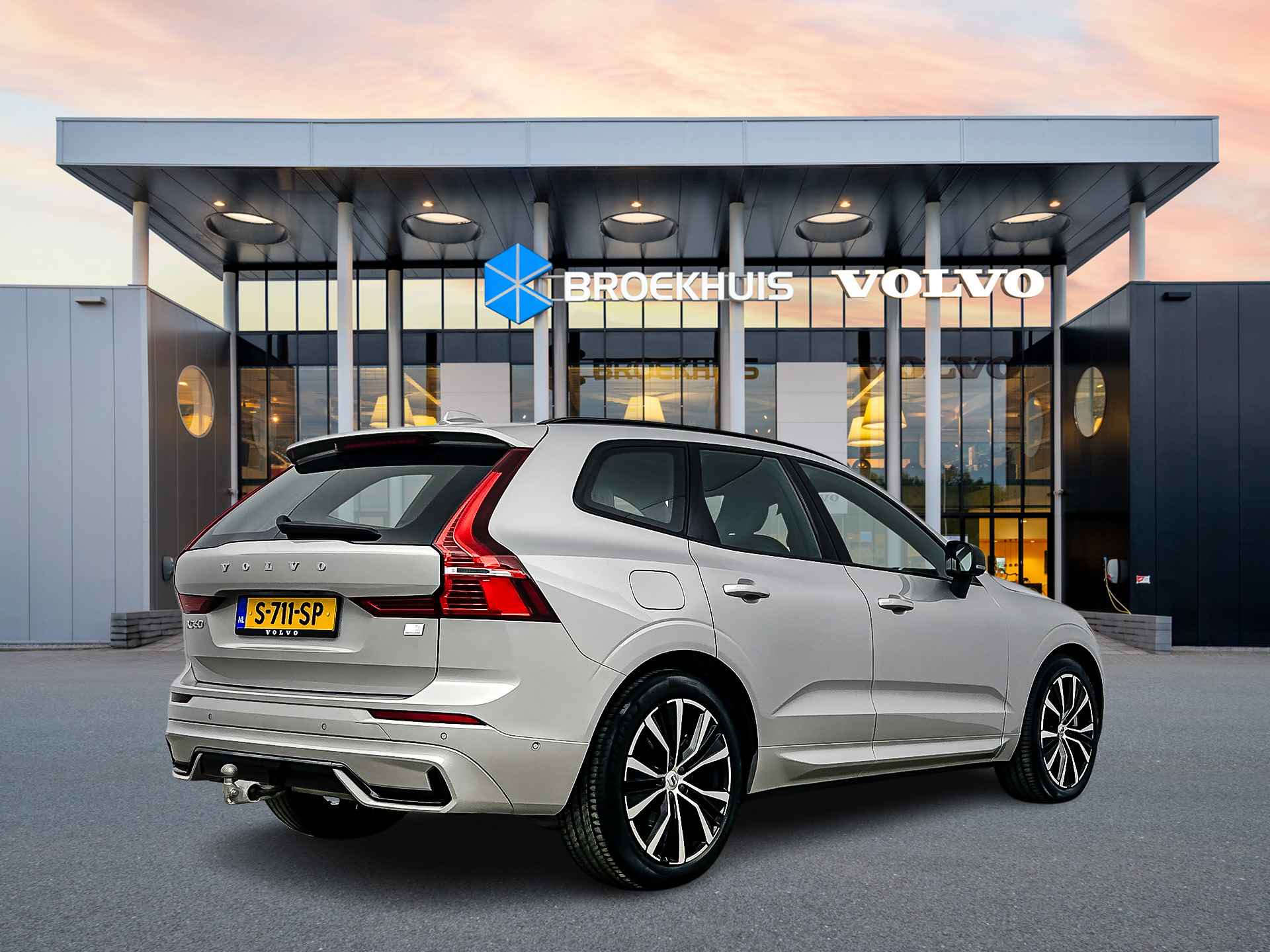 Volvo XC60 T6 Recharge AWD Ultimate Dark | Luchtvering | Bowers & Wilkins | Sportstoelen | 360 Camera | Trekhaak | Head-up - 4/38