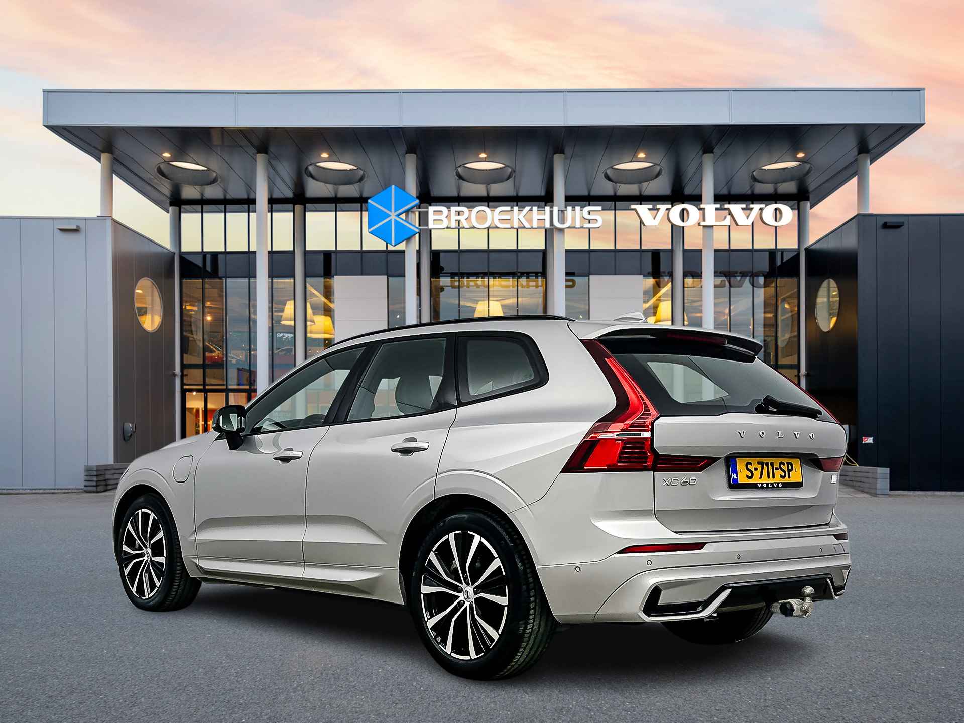 Volvo XC60 T6 Recharge AWD Ultimate Dark | Luchtvering | Bowers & Wilkins | Sportstoelen | 360 Camera | Trekhaak | Head-up - 5/38