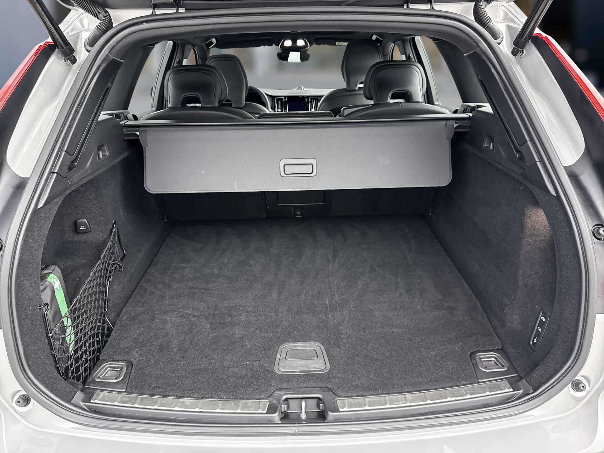 Volvo XC60 T6 Recharge AWD Ultimate Dark | Luchtvering | Bowers & Wilkins | Sportstoelen | 360 Camera | Trekhaak | Head-up - 34/38