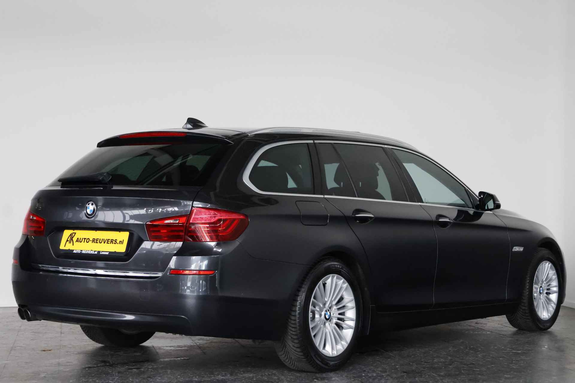 BMW 5 Serie Touring 520i Luxury Edition / Panorama / Leder / LED / Allseason - 2/36