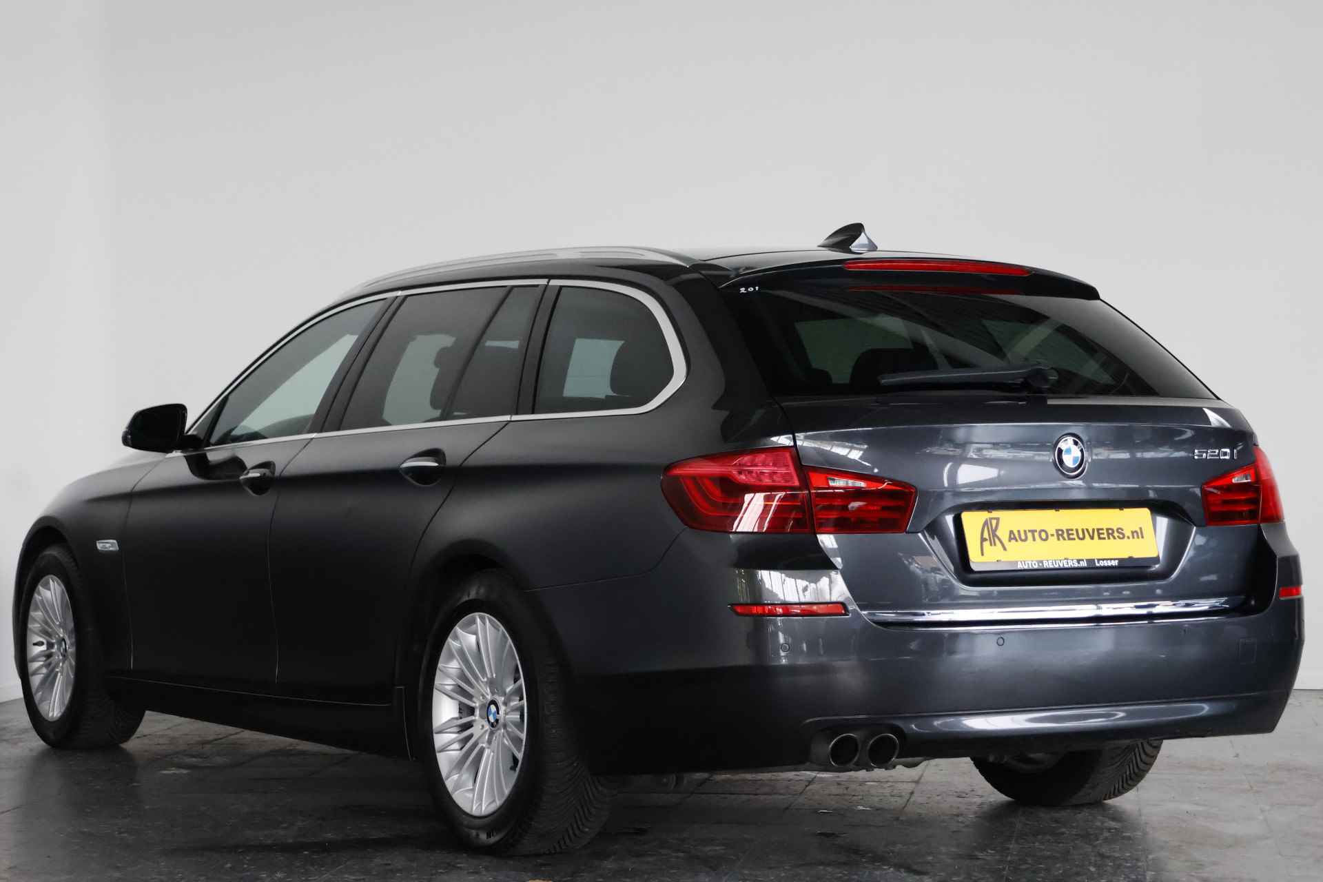 BMW 5 Serie Touring 520i Luxury Edition / Panorama / Leder / LED / Allseason - 6/36