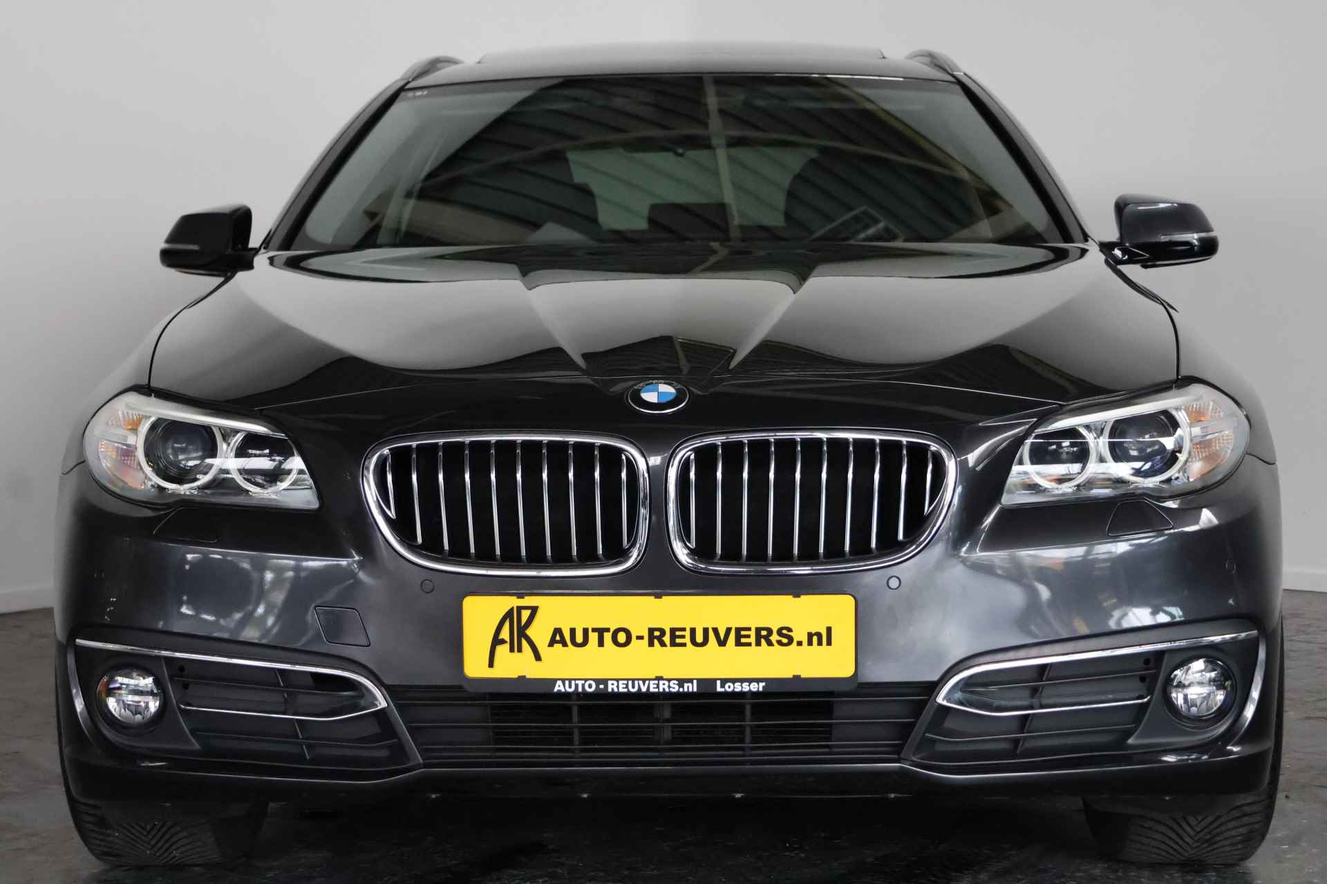 BMW 5 Serie Touring 520i Luxury Edition / Panorama / Leder / LED / Allseason - 8/36