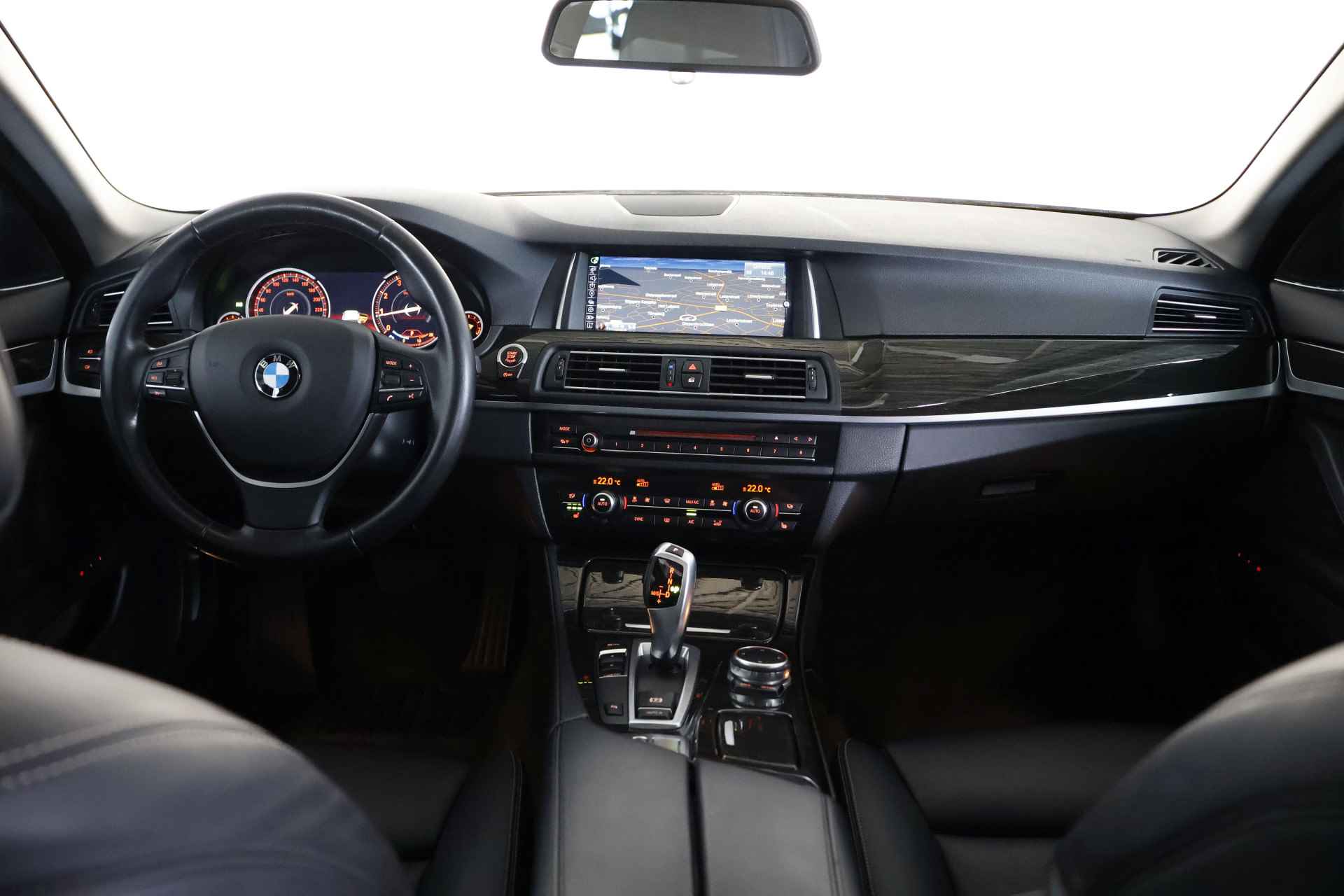 BMW 5 Serie Touring 520i Luxury Edition / Panorama / Leder / LED / Allseason - 34/36