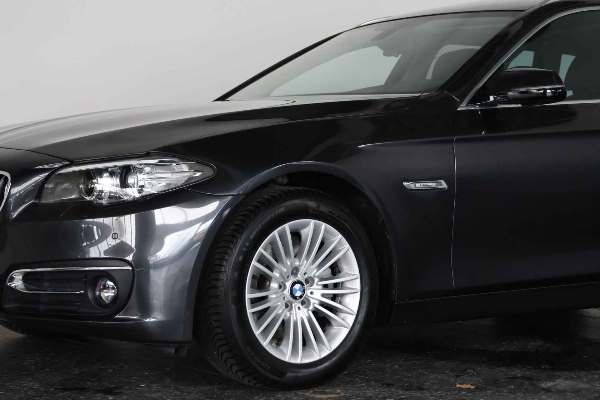 BMW 5 Serie Touring 520i Luxury Edition / Panorama / Leder / LED / Allseason - 35/36