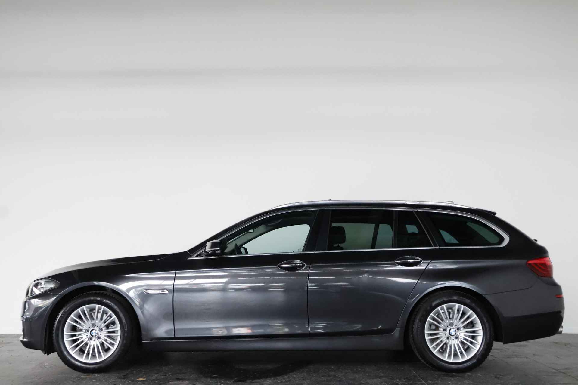 BMW 5 Serie Touring 520i Luxury Edition / Panorama / Leder / LED / Allseason - 36/36