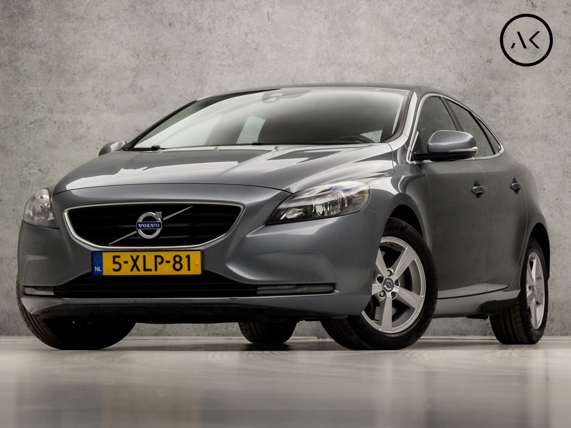 Volvo V40 2.0 D4 Luxury 191Pk (NAVIGATIE, CLIMATE, CAMERA, DIGITAL COCKPIT, TREKHAAK, LEDER, SPORTSTOELEN, BLUETOOTH, CRUISE, NIEUWSTAAT)