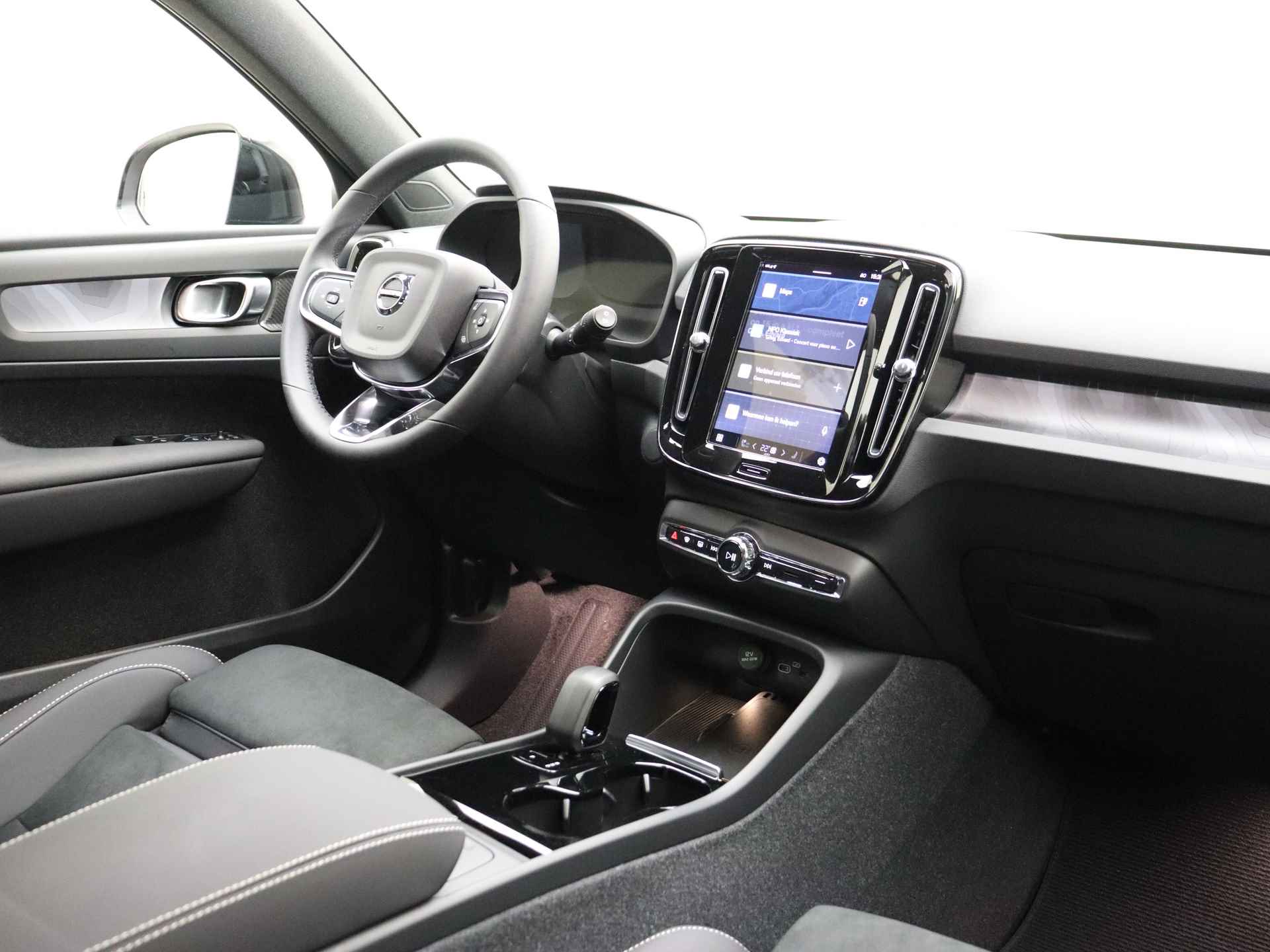 Volvo EX40 Ext. Range Plus Black Edition / NIEUW / DIRECT LEVERBAAR / Nubuck / Stoel/- en stuurverwarming / BLIS / Adaptieve cruise control / - 3/39