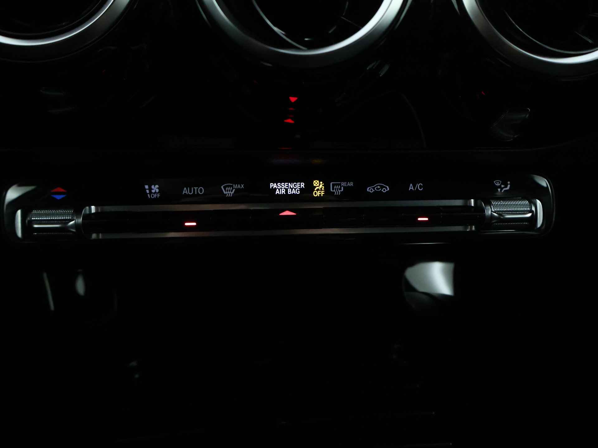 Mercedes-Benz A-Klasse 180 Business Solution | Achteruitrijcamera | Apple Carplay | Navigatie | Stoelverwarming | Inclusief 24 maanden MB Certified garantie voor Europa. - 12/41