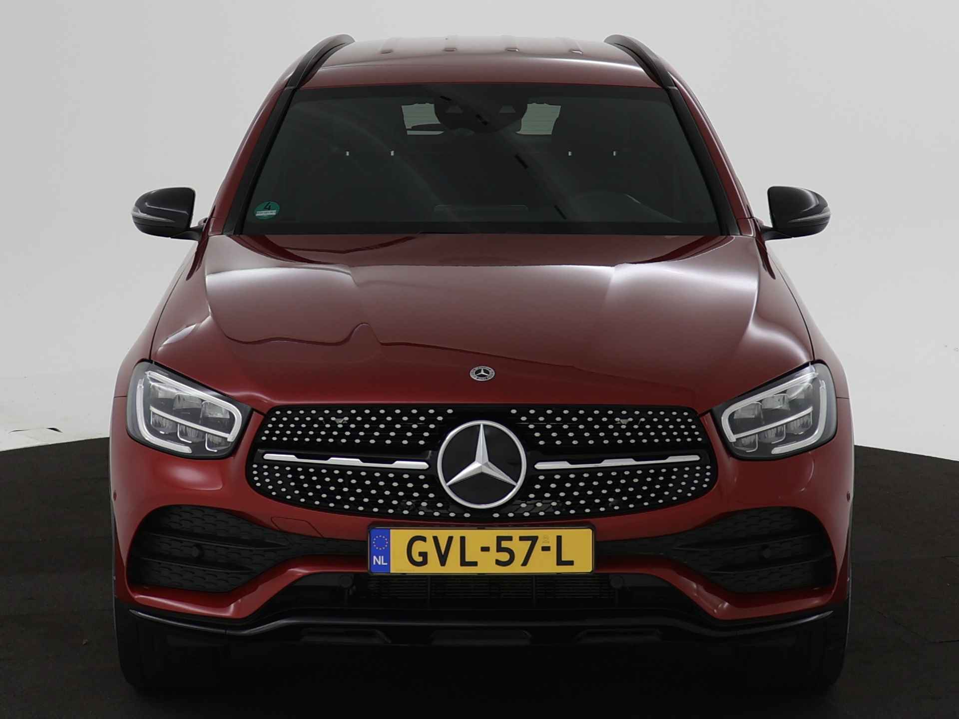 Mercedes-Benz GLC 300 e AMG Plug-In Hybride | Achteruitrijcamera | Apple Carplay | Nightpakket | Stoelverwarming | Inclusief 24 maanden MB Certified garantie voor Europa. - 27/44