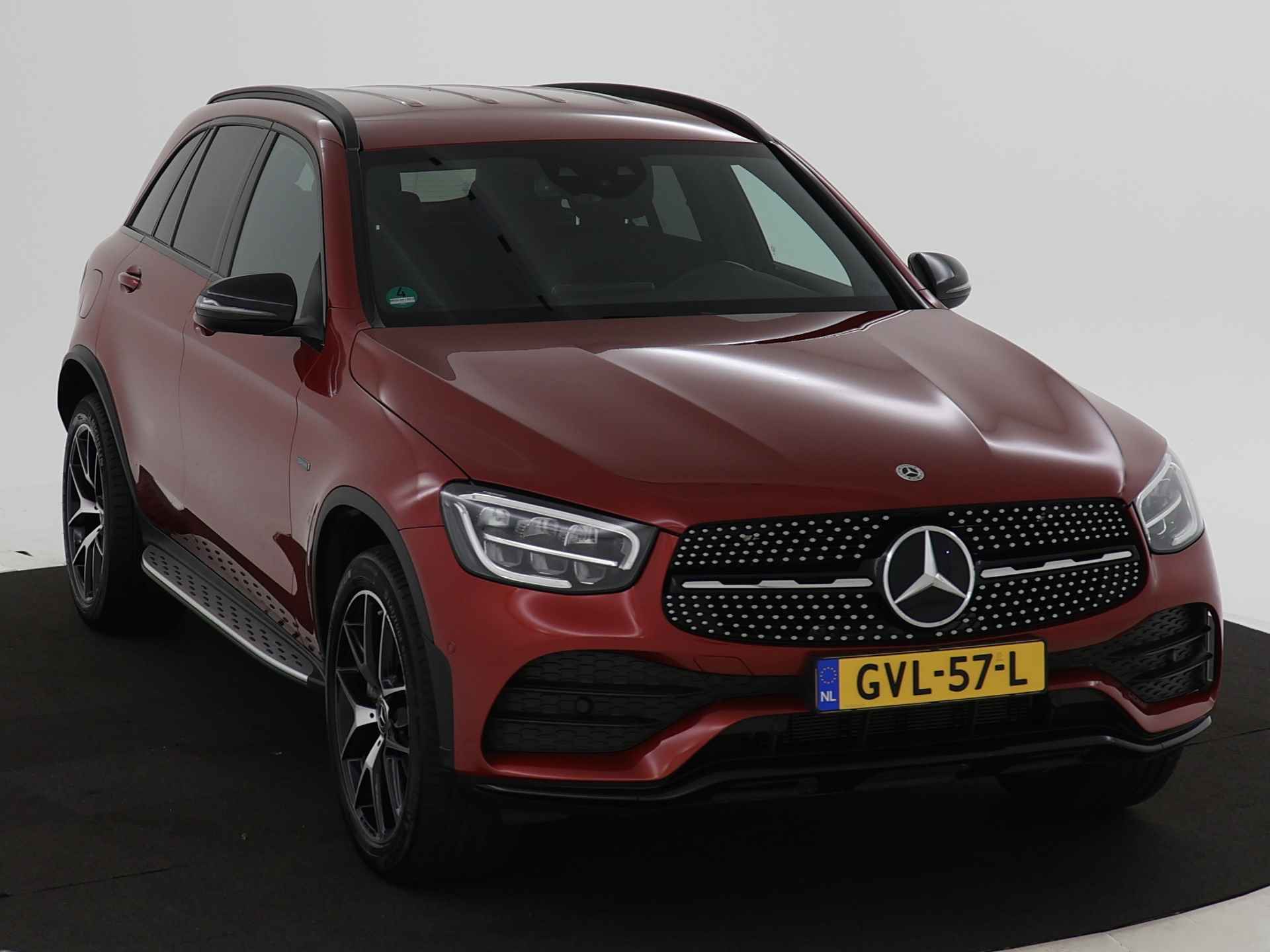 Mercedes-Benz GLC 300 e AMG Plug-In Hybride | Achteruitrijcamera | Apple Carplay | Nightpakket | Stoelverwarming | Inclusief 24 maanden MB Certified garantie voor Europa. - 28/44