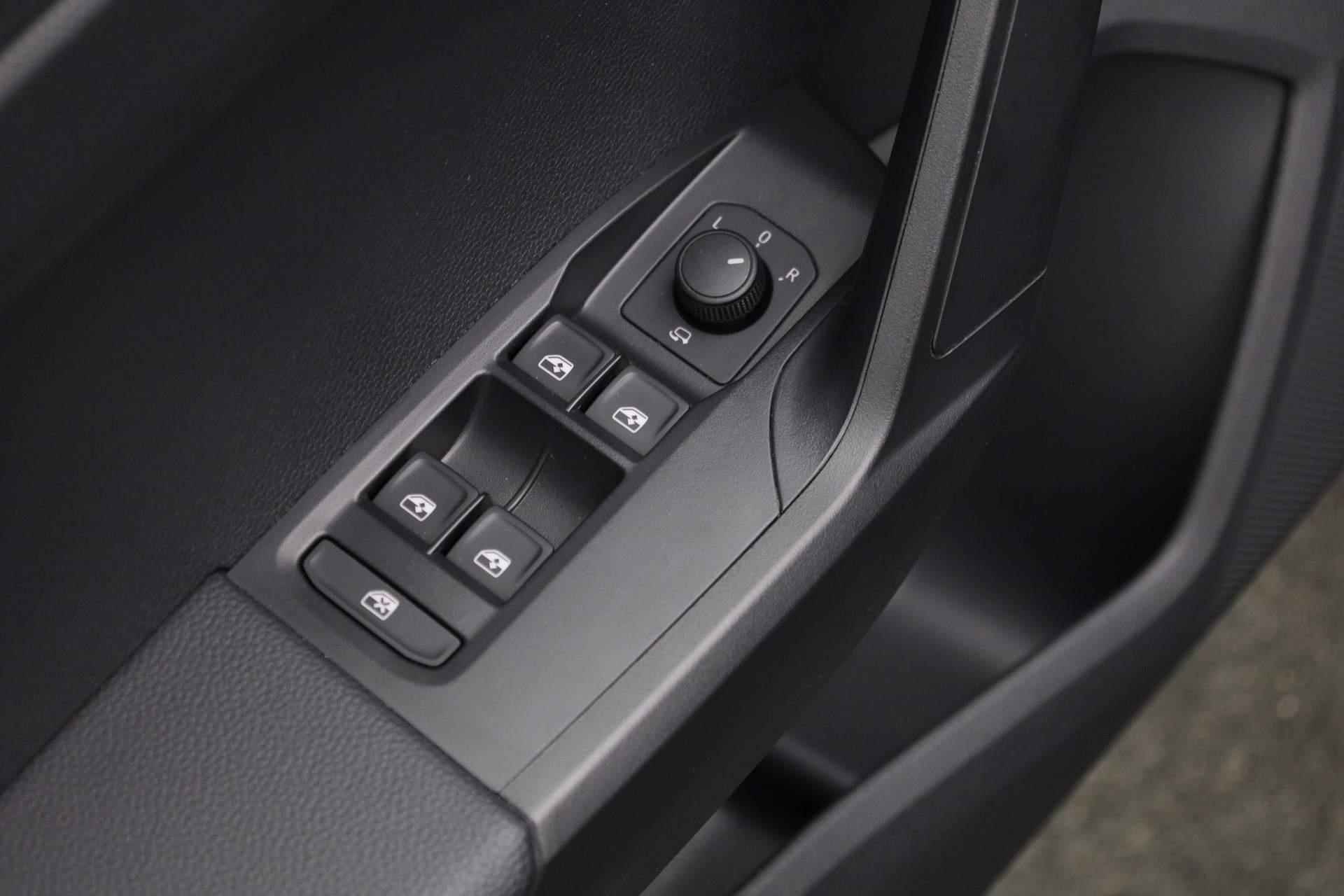 SEAT Ibiza 1.0 TSI 95PK Style Business Connect | Parkeersensoren voor/achter | Stoelverwarming | Navi | Lane Assist - 20/35